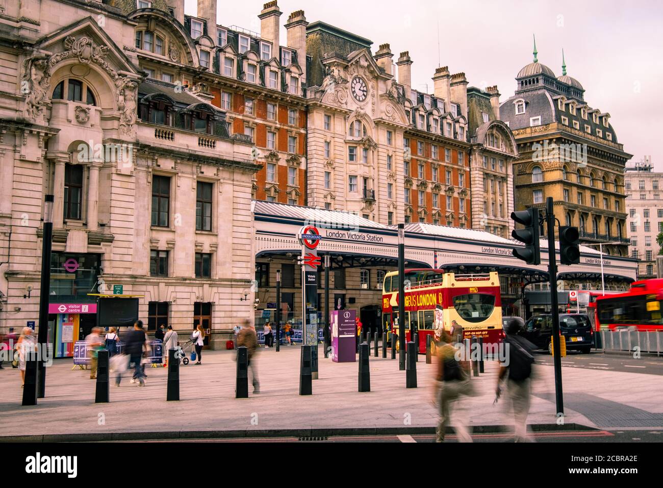 L'esterno della Victoria Station, un importante capolinea ferroviario nel centro di Londra Foto Stock