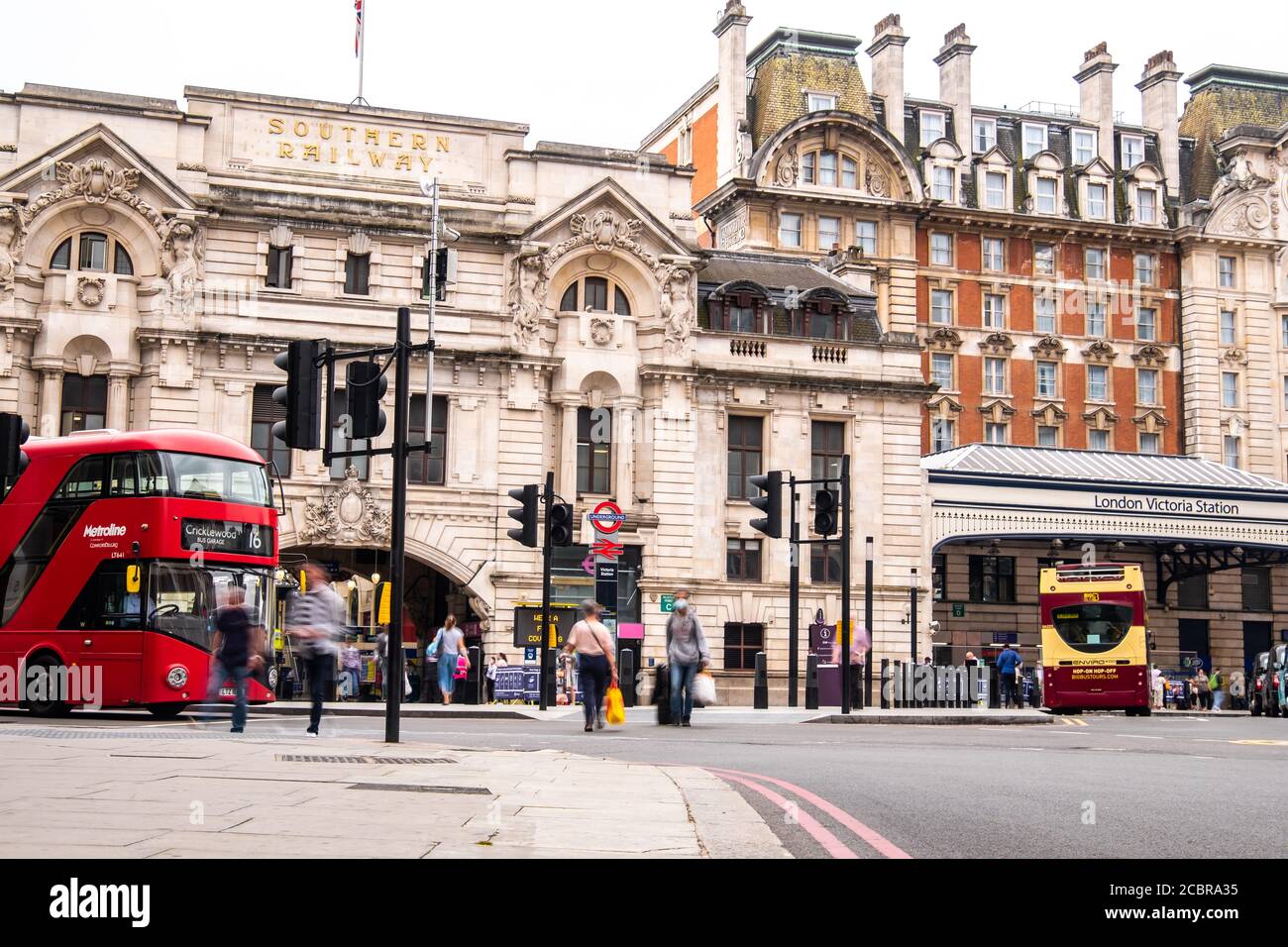 L'esterno della Victoria Station, un importante capolinea ferroviario nel centro di Londra Foto Stock