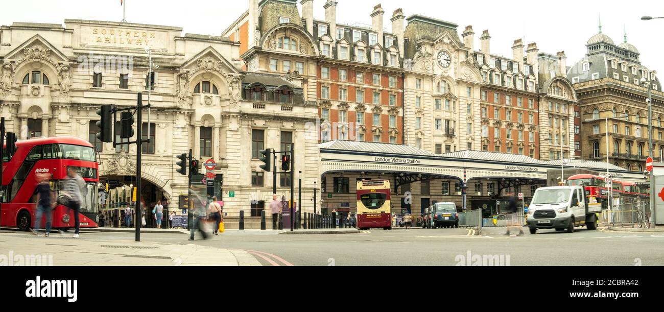 L'esterno della Victoria Station, un importante capolinea ferroviario nel centro di Londra Foto Stock