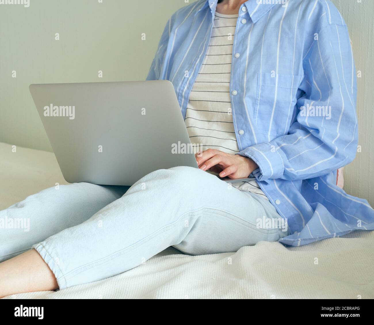 Shopping online, apprendimento online, wark a casa. Formazione a distanza. Foto Stock