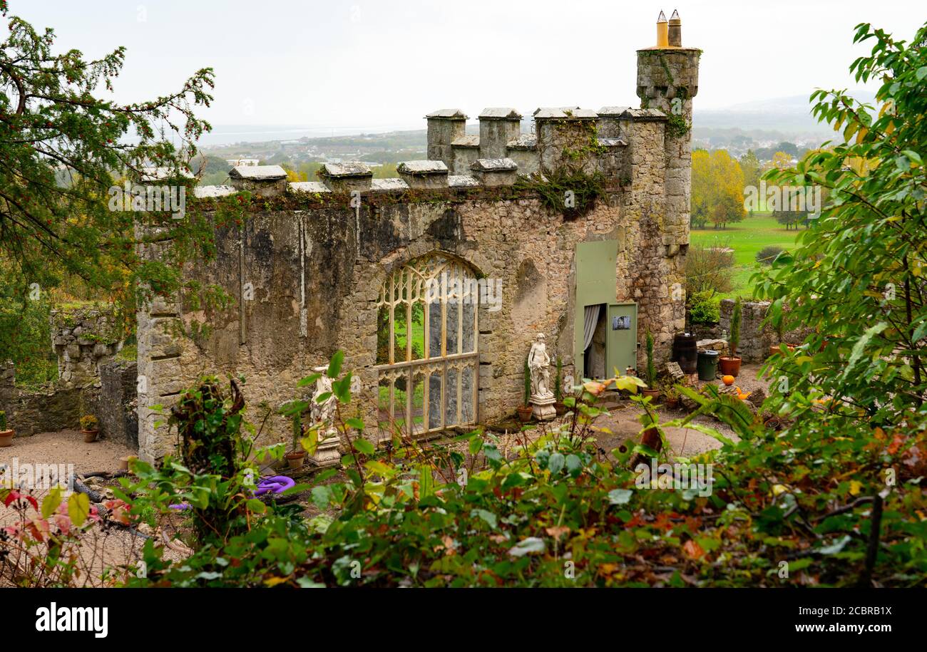 Castello di Gwrych, vicino ad Abergele, Galles del Nord. Purtroppo è stato derelitto per diversi decenni. Foto Stock