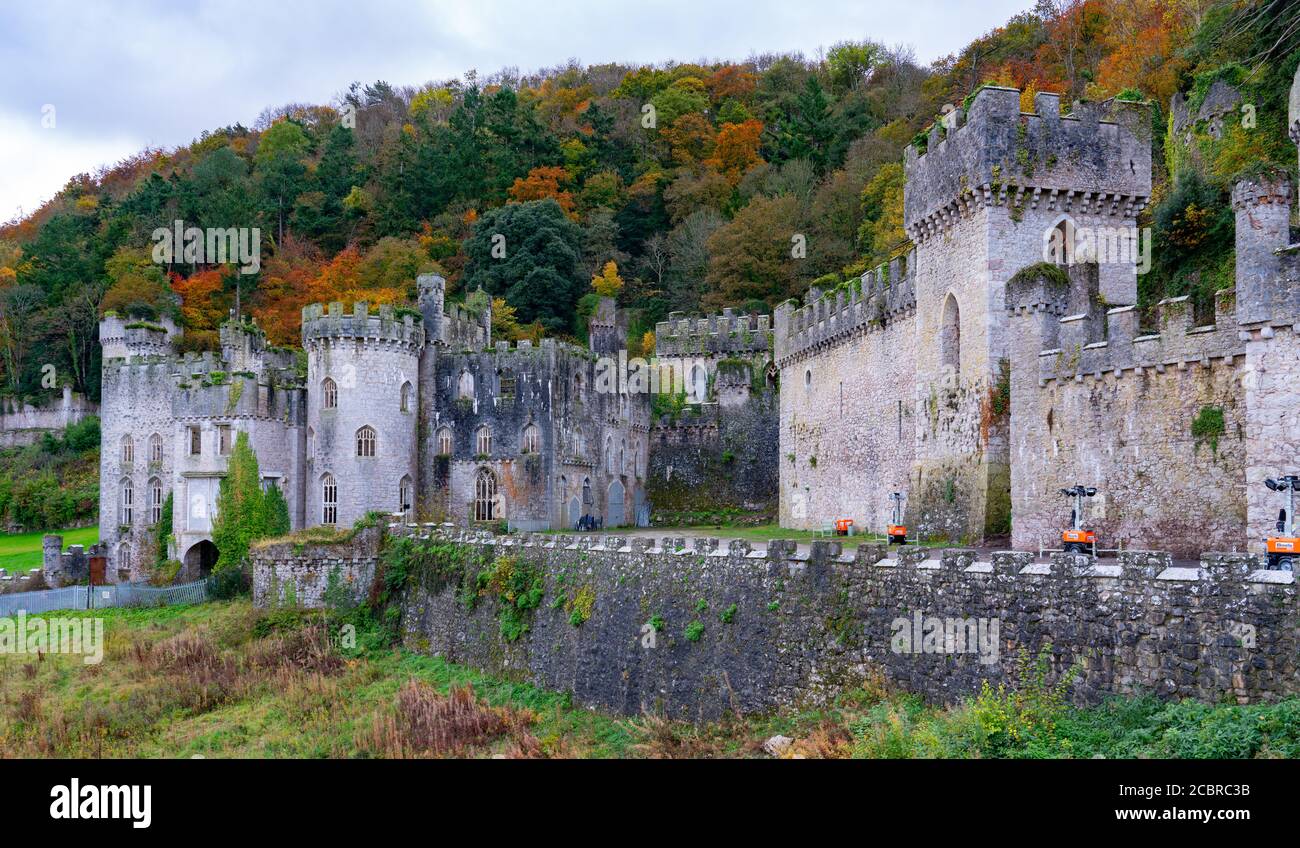 Castello di Gwrych, vicino ad Abergele, Galles del Nord. Purtroppo è stato derelitto per diversi decenni. Foto Stock