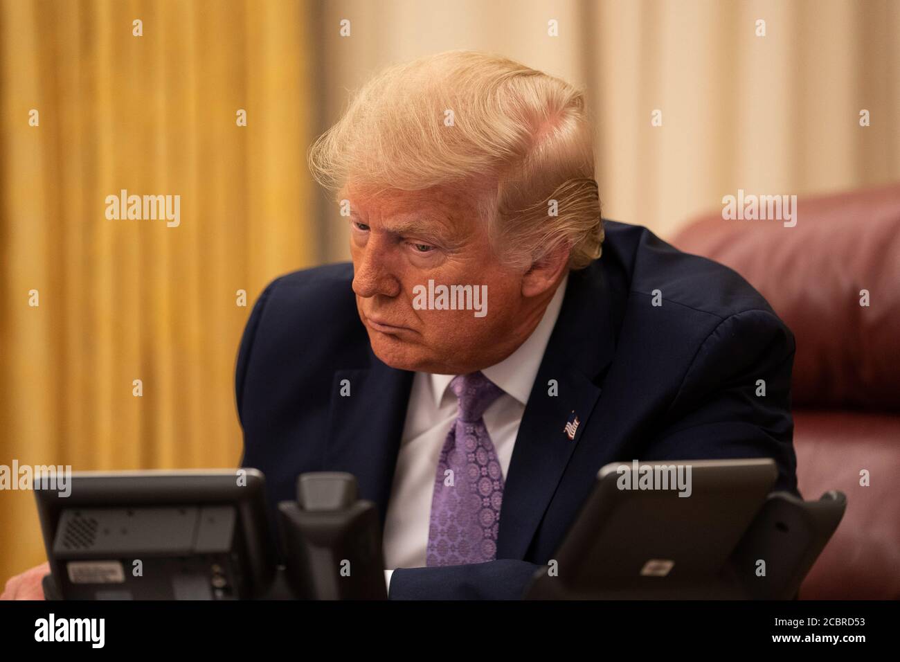 WASHINGTON DC, USA - 13 agosto 2020 - il presidente Donald J. Trump, insieme agli alti funzionari della Casa Bianca, parla al telefono con il primo ministro Benjamin Foto Stock