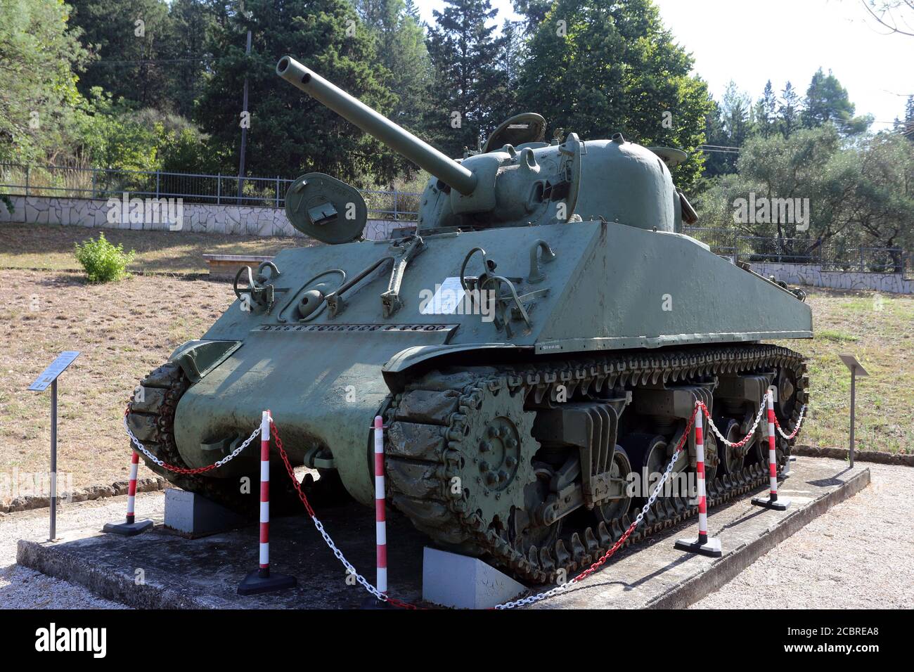 Mignano Montelungo, Italia - 14 agosto 2020: Il carro armato medio M4 Sherman esposto nell'area museale del santuario di Montelungo Foto Stock