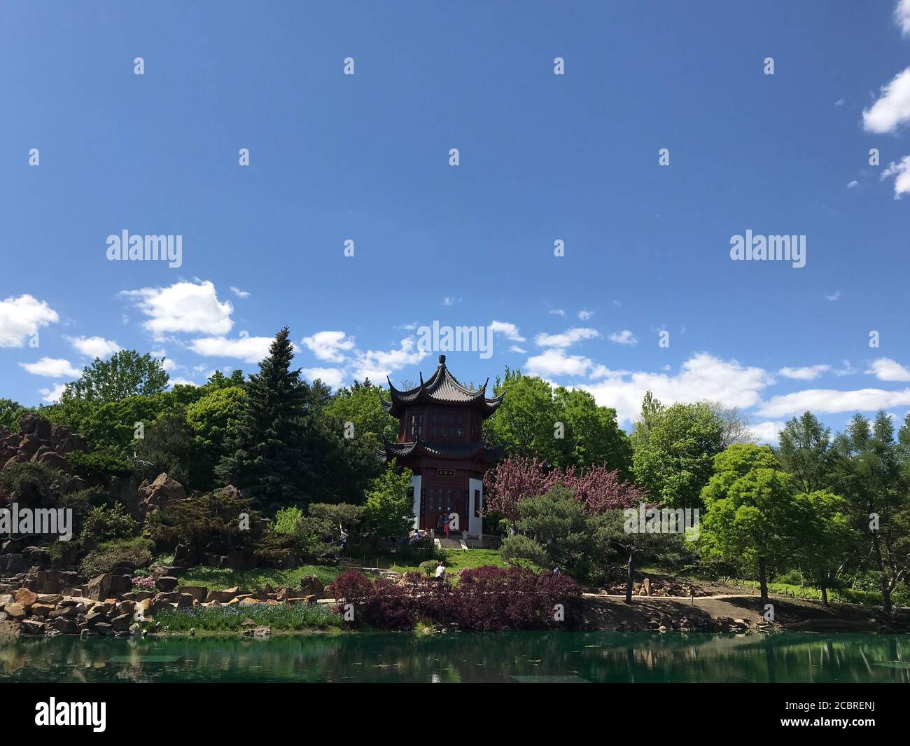 Stagno e Tempio al tempio botanico di Montreal (Jardin botanique de Montreal). Montreal, Quebec / Canada Foto Stock