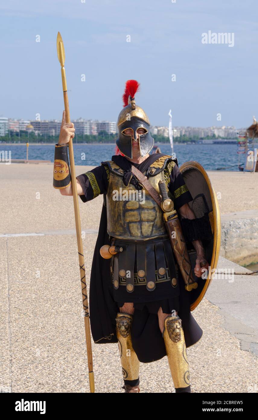 Uomo vestito da antico soldato greco in hopite per attirare i clienti su una mini-crociera a Salonicco Grecia - Foto: Geopix / Alamy Stock Photo Foto Stock