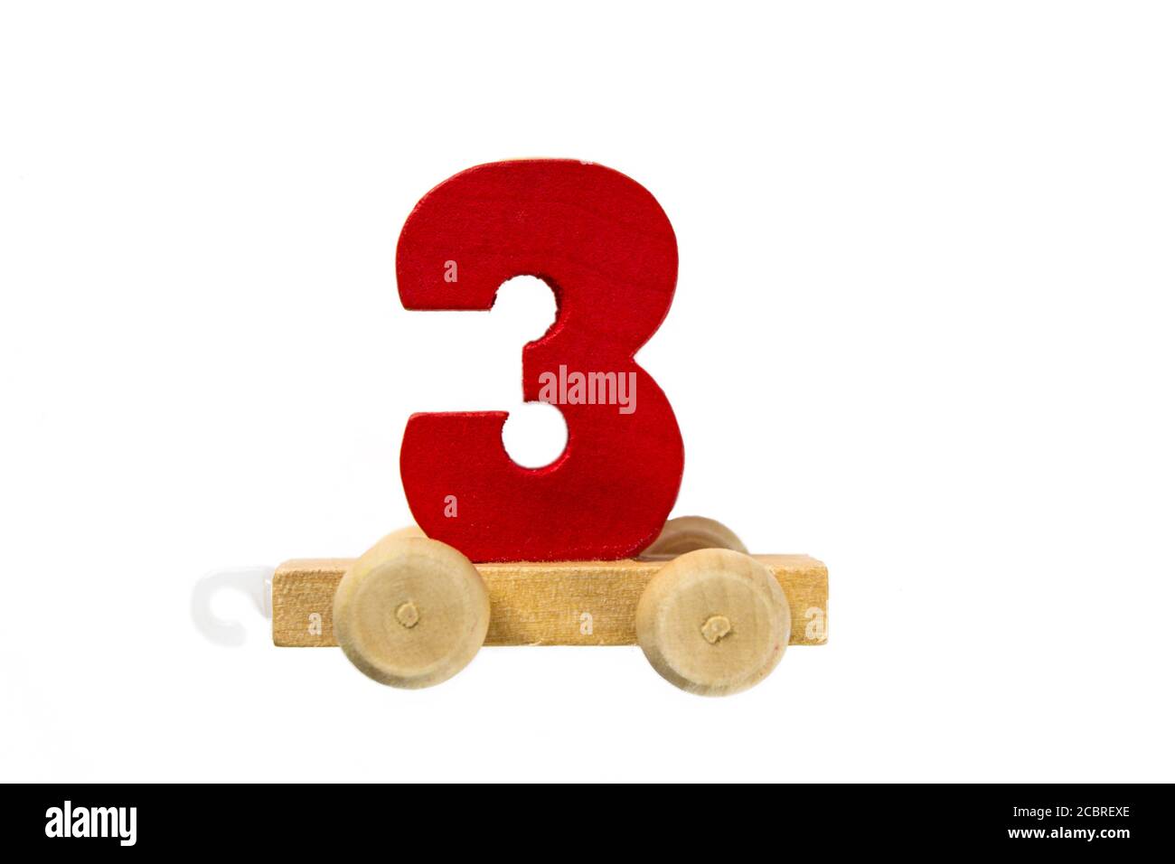 Treno giocattolo di legno con i numeri di pista tre. Impara, fai. Legno numero tre. Concetto di scuola per bambini. Giochi educativi Foto Stock