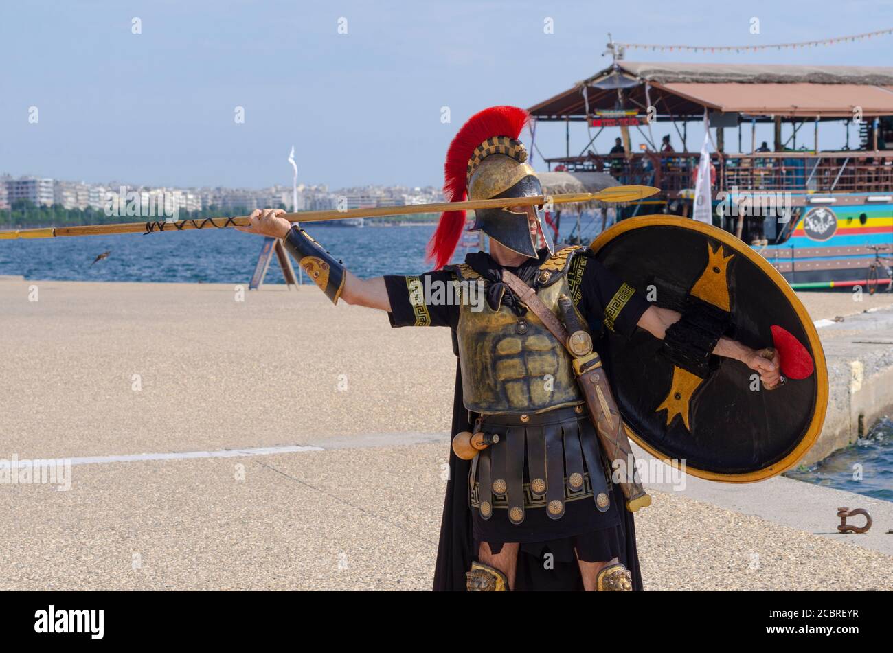 Uomo vestito da antico soldato greco in hopite per attirare i clienti su una mini-crociera a Salonicco Grecia - Foto: Geopix / Alamy Stock Photo Foto Stock