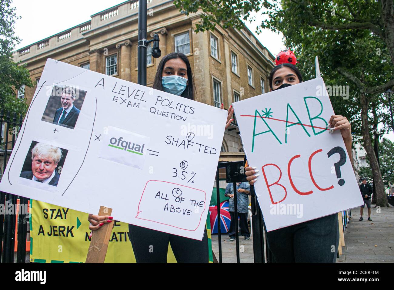 WESTMINSTER LONDRA, REGNO UNITO - 15 AGOSTO 2020. Gli studenti che indossano mascherine protettive protestano fuori dalla gente di Downing Street in risposta al declassamento dei risultati DI livello A annunciati il 13 agosto come circa il 40 per cento degli studenti hanno ricevuto risultati declassati e hanno espresso la loro delusione di avere i loro risultati declassati dopo che gli esami sono stati annullati a causa del coronavirus. Credit: amer Ghazzal/Alamy Live News Foto Stock