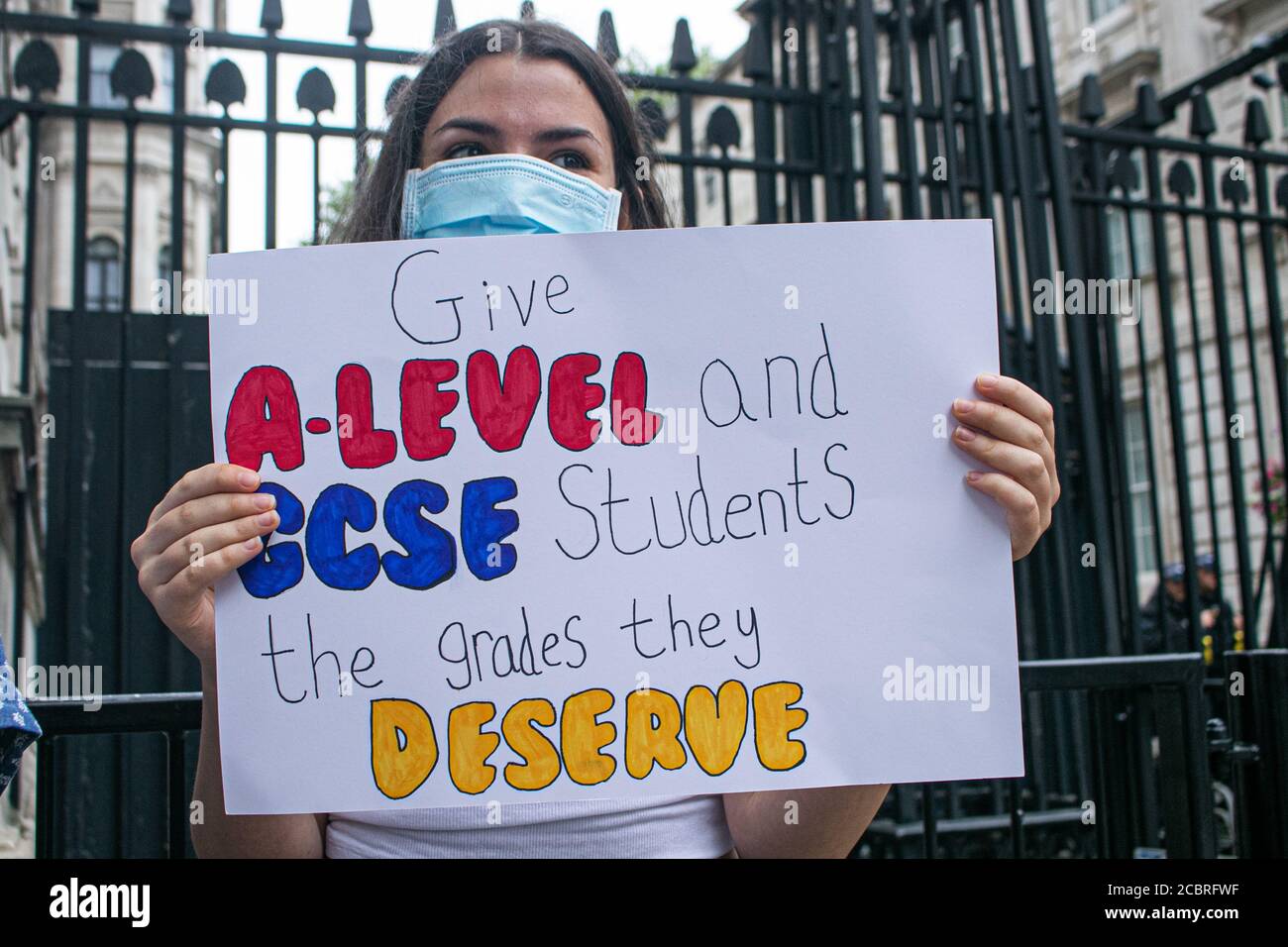 WESTMINSTER LONDRA, REGNO UNITO - 15 AGOSTO 2020. Gli studenti che indossano mascherine protettive protestano fuori dalla gente di Downing Street in risposta al declassamento dei risultati DI livello A annunciati il 13 agosto come circa il 40 per cento degli studenti hanno ricevuto risultati declassati e hanno espresso la loro delusione di avere i loro risultati declassati dopo che gli esami sono stati annullati a causa del coronavirus. Credit: amer Ghazzal/Alamy Live News Foto Stock