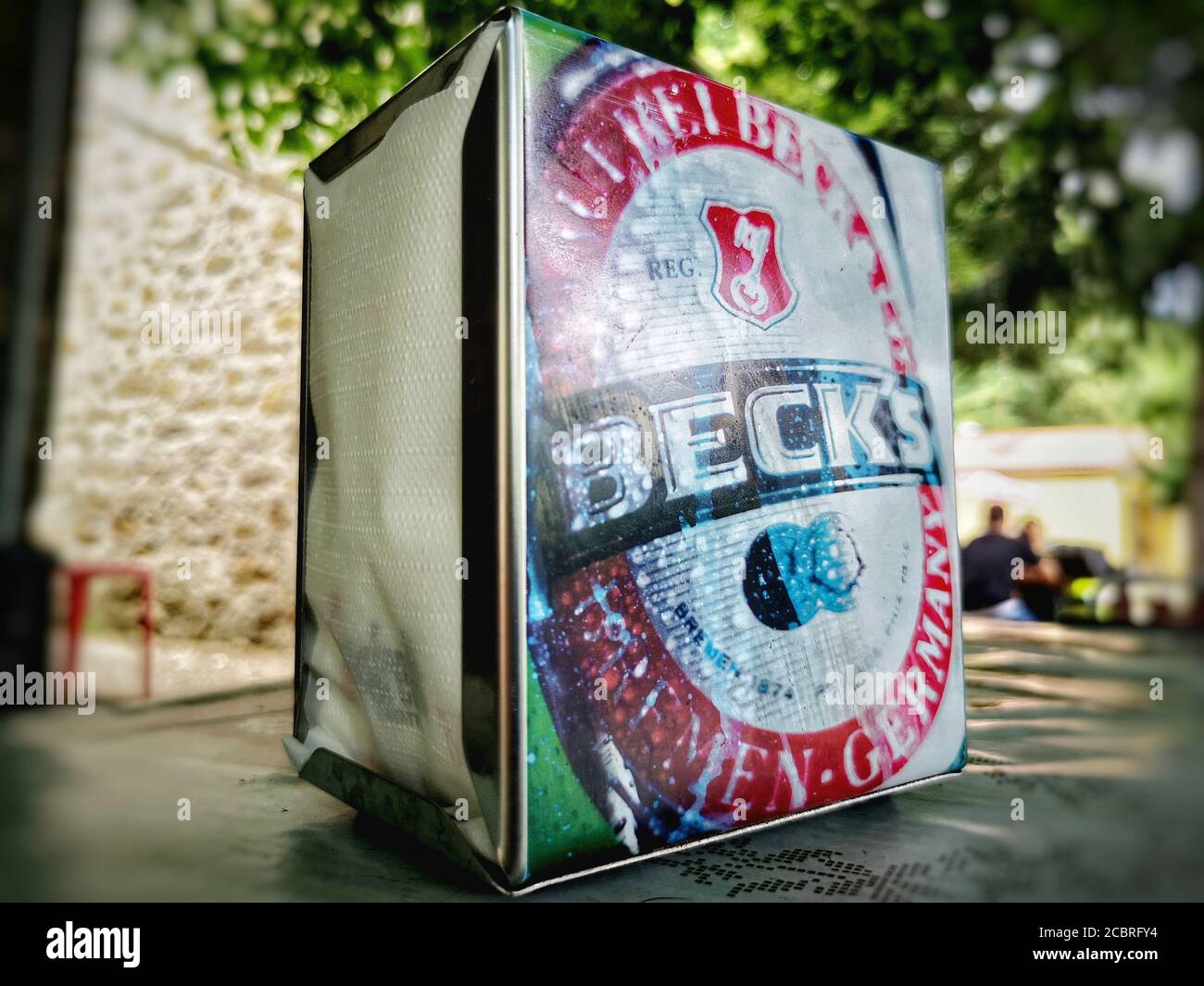 il porta tovaglioli con logo beck nel tavolo da bar è sinonimo di birra tedesco Foto Stock