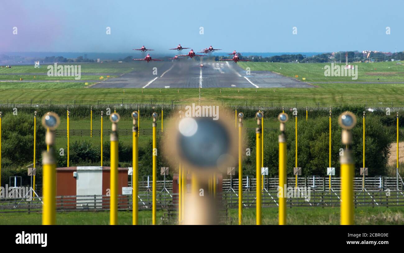 Prestwick, Scozia, Regno Unito. 15 agosto 2020. Nella foto: Il 75° anniversario del VJ Day (Festa della Vittoria in Giappone) che celebra la fine della seconda guerra mondiale, il team di visualizzazione acrobatica delle frecce rosse della Royal Airforce (RAF) si è visto decollo dall'aeroporto internazionale di Prestwick, in viaggio verso Belfast per la prossima tappa del loro prossimo volo, Alla fine terminerà a Londra più tardi questa sera per un sorvolo. Credit: Colin Fisher/Alamy Live News Foto Stock