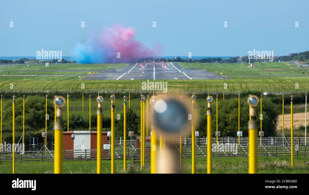 Prestwick, Scozia, Regno Unito. 15 agosto 2020. Nella foto: Il 75° anniversario del VJ Day (Festa della Vittoria in Giappone) che celebra la fine della seconda guerra mondiale, il team di visualizzazione acrobatica delle frecce rosse della Royal Airforce (RAF) si è visto decollo dall'aeroporto internazionale di Prestwick, in viaggio verso Belfast per la prossima tappa del loro prossimo volo, Alla fine terminerà a Londra più tardi questa sera per un sorvolo. Credit: Colin Fisher/Alamy Live News Foto Stock