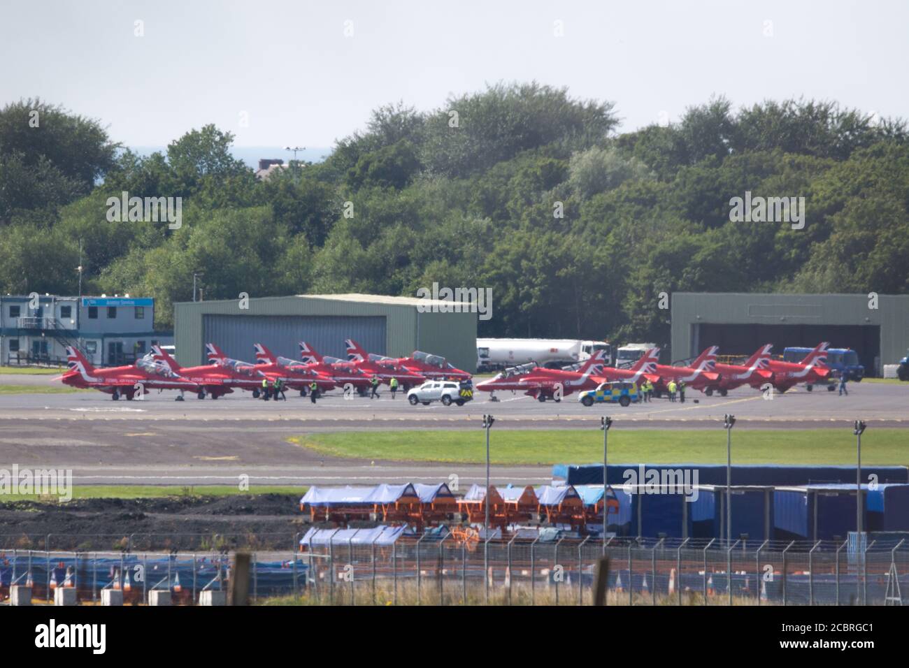 Prestwick, Scozia, Regno Unito. 15 agosto 2020. Nella foto: Il 75° anniversario del VJ Day (Festa della Vittoria in Giappone) che celebra la fine della seconda guerra mondiale, il team di visualizzazione acrobatica delle frecce rosse della Royal Airforce (RAF) si è visto decollo dall'aeroporto internazionale di Prestwick, in viaggio verso Belfast per la prossima tappa del loro prossimo volo, Alla fine terminerà a Londra più tardi questa sera per un sorvolo. Credit: Colin Fisher/Alamy Live News Foto Stock