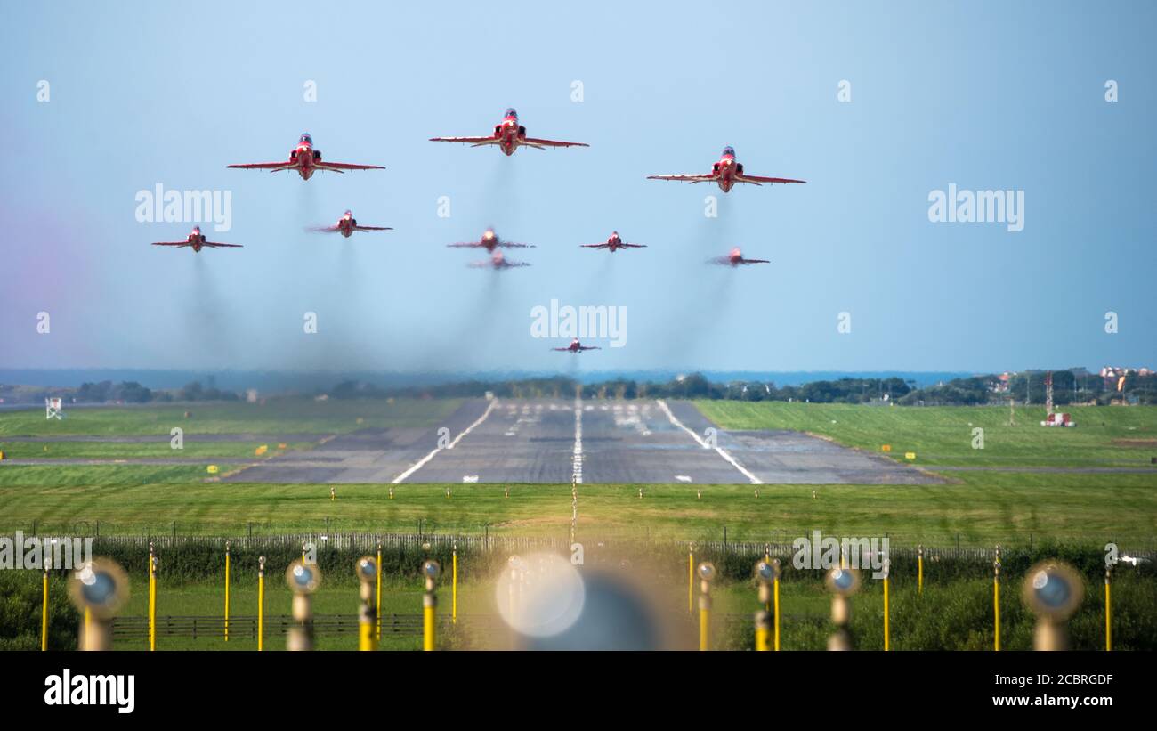 Prestwick, Scozia, Regno Unito. 15 agosto 2020. Nella foto: Il 75° anniversario del VJ Day (Festa della Vittoria in Giappone) che celebra la fine della seconda guerra mondiale, il team di visualizzazione acrobatica delle frecce rosse della Royal Airforce (RAF) si è visto decollo dall'aeroporto internazionale di Prestwick, in viaggio verso Belfast per la prossima tappa del loro prossimo volo, Alla fine terminerà a Londra più tardi questa sera per un sorvolo. Credit: Colin Fisher/Alamy Live News Foto Stock