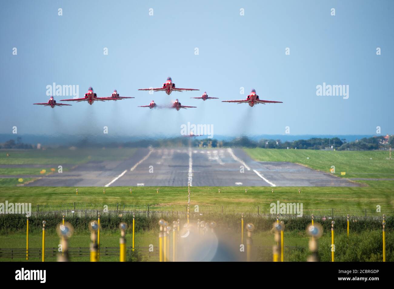 Prestwick, Scozia, Regno Unito. 15 agosto 2020. Nella foto: Il 75° anniversario del VJ Day (Festa della Vittoria in Giappone) che celebra la fine della seconda guerra mondiale, il team di visualizzazione acrobatica delle frecce rosse della Royal Airforce (RAF) si è visto decollo dall'aeroporto internazionale di Prestwick, in viaggio verso Belfast per la prossima tappa del loro prossimo volo, Alla fine terminerà a Londra più tardi questa sera per un sorvolo. Credit: Colin Fisher/Alamy Live News Foto Stock