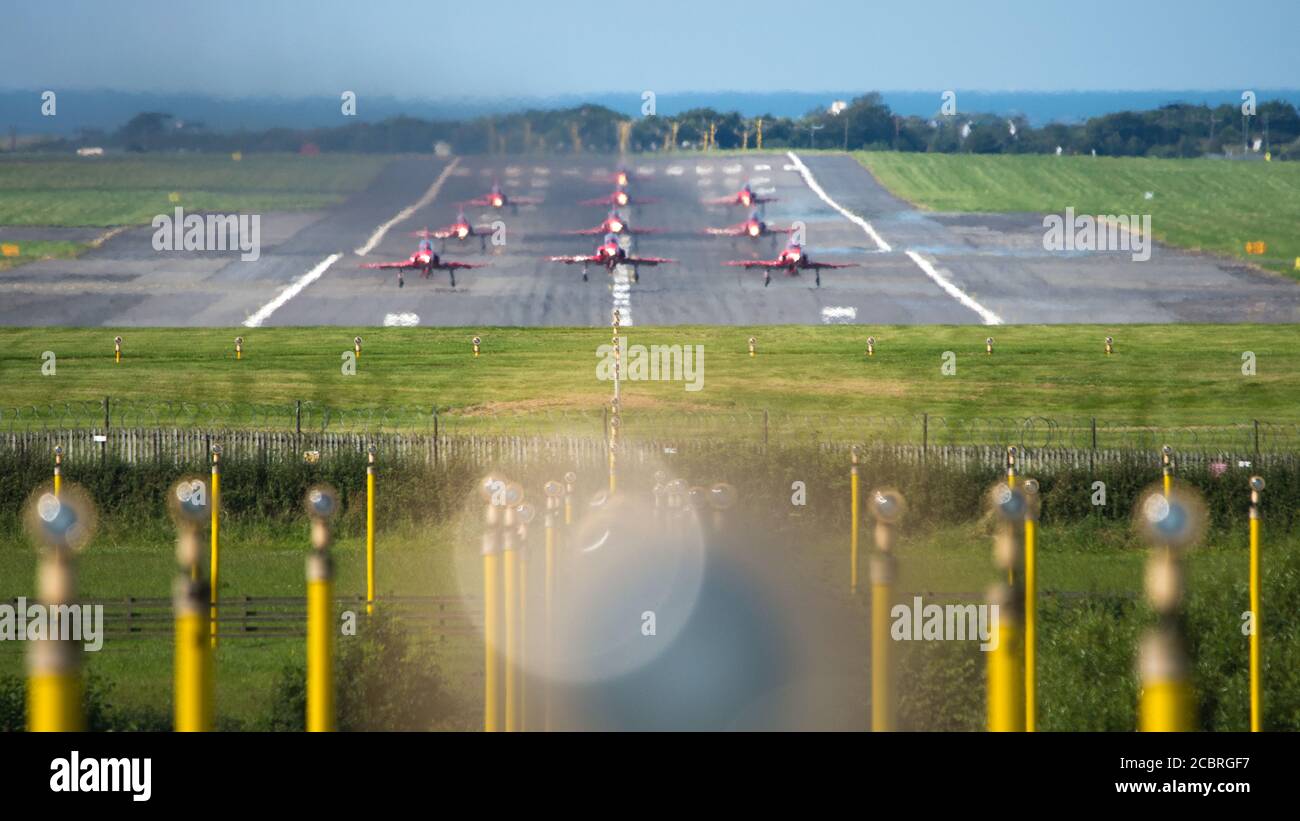 Prestwick, Scozia, Regno Unito. 15 agosto 2020. Nella foto: Il 75° anniversario del VJ Day (Festa della Vittoria in Giappone) che celebra la fine della seconda guerra mondiale, il team di visualizzazione acrobatica delle frecce rosse della Royal Airforce (RAF) si è visto decollo dall'aeroporto internazionale di Prestwick, in viaggio verso Belfast per la prossima tappa del loro prossimo volo, Alla fine terminerà a Londra più tardi questa sera per un sorvolo. Credit: Colin Fisher/Alamy Live News Foto Stock