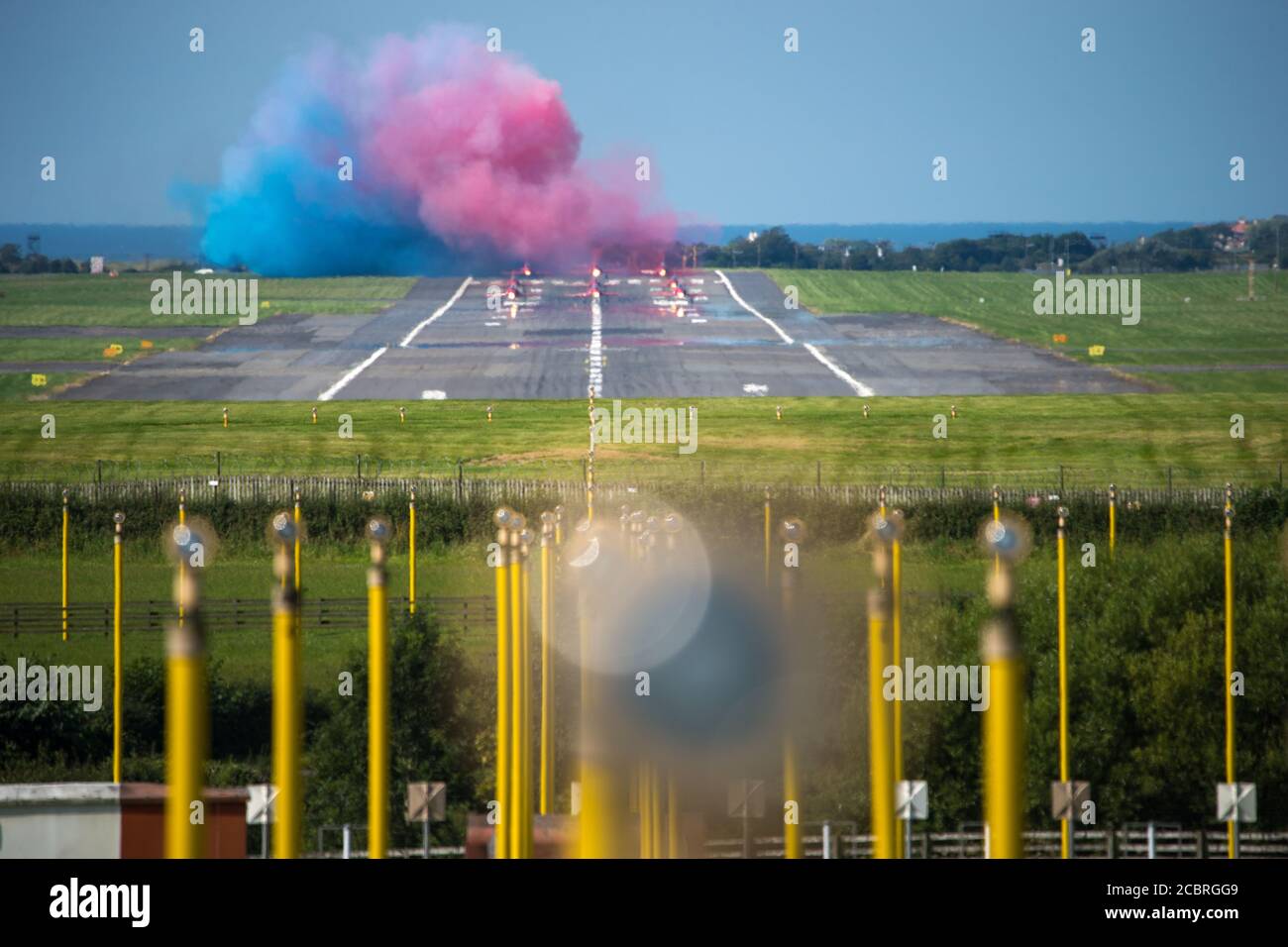Prestwick, Scozia, Regno Unito. 15 agosto 2020. Nella foto: Il 75° anniversario del VJ Day (Festa della Vittoria in Giappone) che celebra la fine della seconda guerra mondiale, il team di visualizzazione acrobatica delle frecce rosse della Royal Airforce (RAF) si è visto decollo dall'aeroporto internazionale di Prestwick, in viaggio verso Belfast per la prossima tappa del loro prossimo volo, Alla fine terminerà a Londra più tardi questa sera per un sorvolo. Credit: Colin Fisher/Alamy Live News Foto Stock