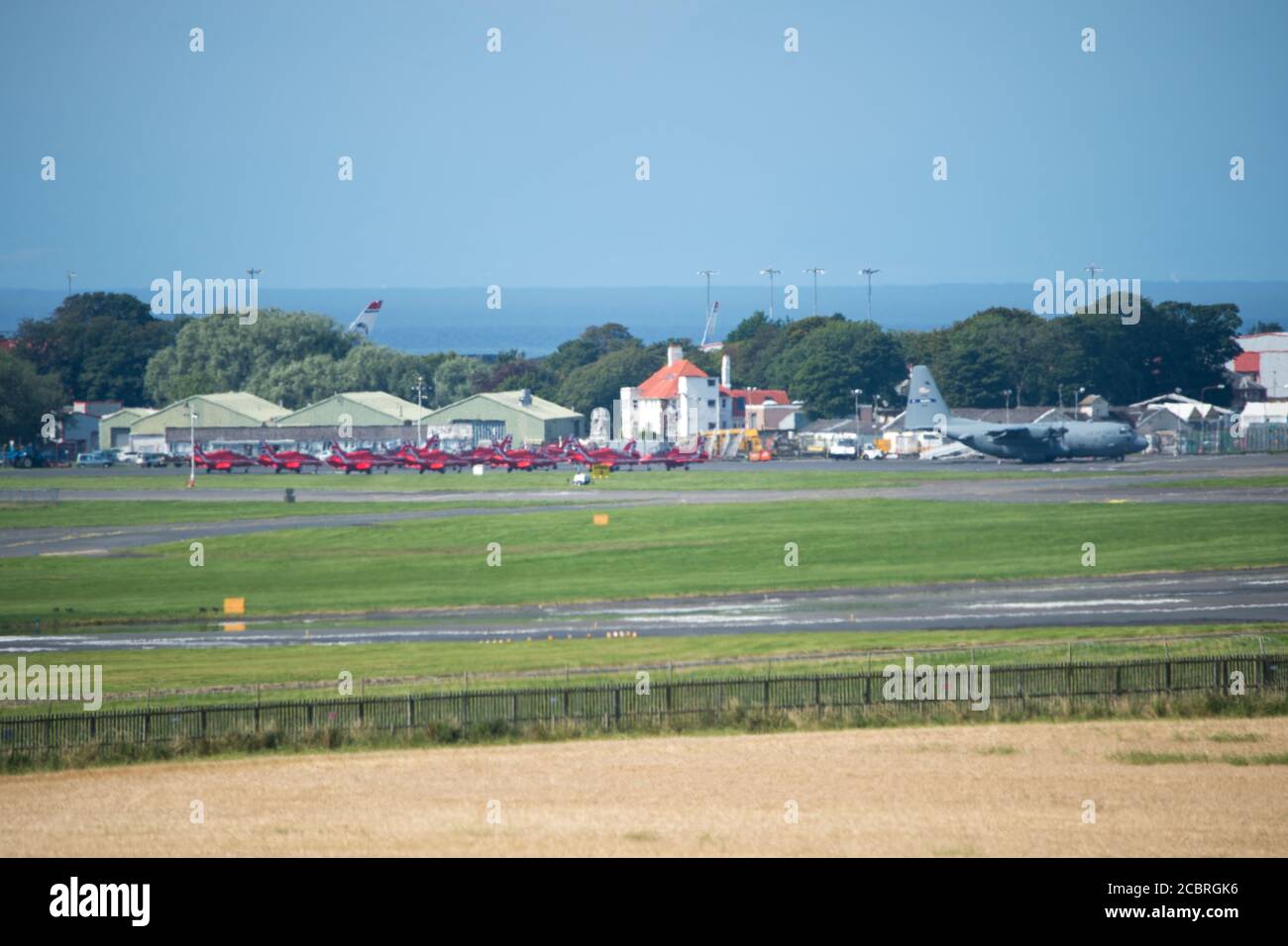 Prestwick, Scozia, Regno Unito. 15 agosto 2020. Nella foto: Il 75° anniversario del VJ Day (Festa della Vittoria in Giappone) che celebra la fine della seconda guerra mondiale, il team di visualizzazione acrobatica delle frecce rosse della Royal Airforce (RAF) si è visto decollo dall'aeroporto internazionale di Prestwick, in viaggio verso Belfast per la prossima tappa del loro prossimo volo, Alla fine terminerà a Londra più tardi questa sera per un sorvolo. Credit: Colin Fisher/Alamy Live News Foto Stock