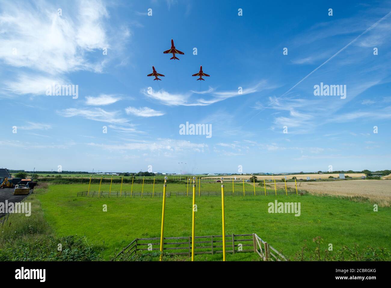 Prestwick, Scozia, Regno Unito. 15 agosto 2020. Nella foto: Il 75° anniversario del VJ Day (Festa della Vittoria in Giappone) che celebra la fine della seconda guerra mondiale, il team di visualizzazione acrobatica delle frecce rosse della Royal Airforce (RAF) si è visto decollo dall'aeroporto internazionale di Prestwick, in viaggio verso Belfast per la prossima tappa del loro prossimo volo, Alla fine terminerà a Londra più tardi questa sera per un sorvolo. Credit: Colin Fisher/Alamy Live News Foto Stock