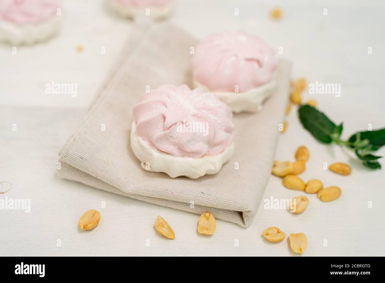 dolci marshmallows da dessert su sfondo ligneo. Marshmallows ad aria. Pasticceria. Sfondo di dolci biscotti marshmallow. Foto Stock