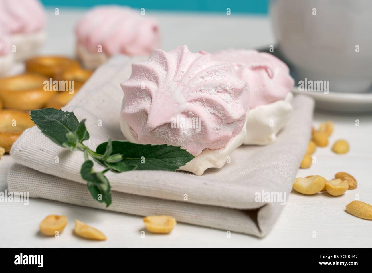 marshmallows e bagel, noci e tè caldo Foto Stock