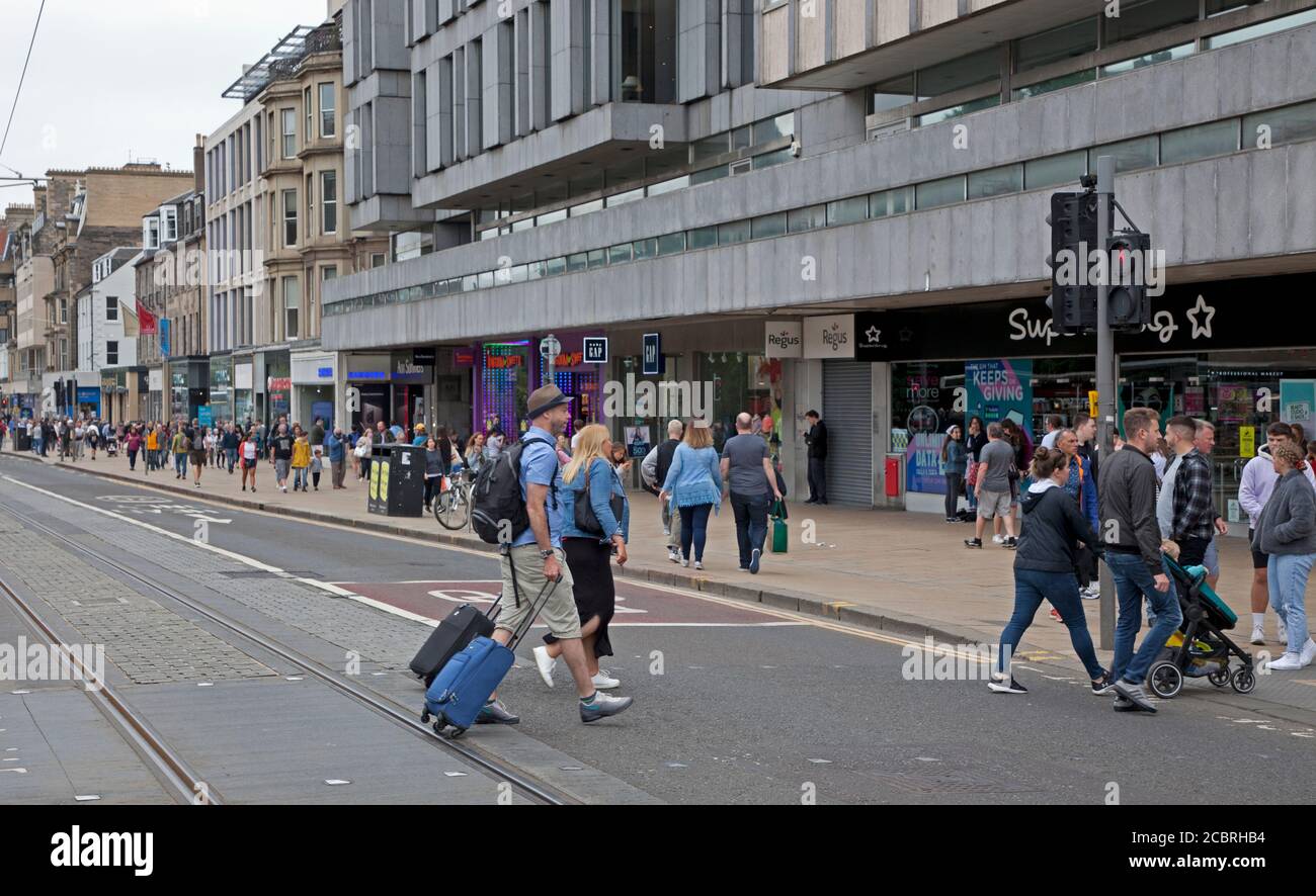 Centro di Edimburgo, Scozia, Regno Unito. 15 agosto 2020. Persone nel centro della città. I marciapiedi della città sono sembrati più affollati di quanto lo siano stati negli ultimi cinque mesi durante la pandemia di Coronavirus. .può comportare un bonus per il commercio al dettaglio. Foto Stock