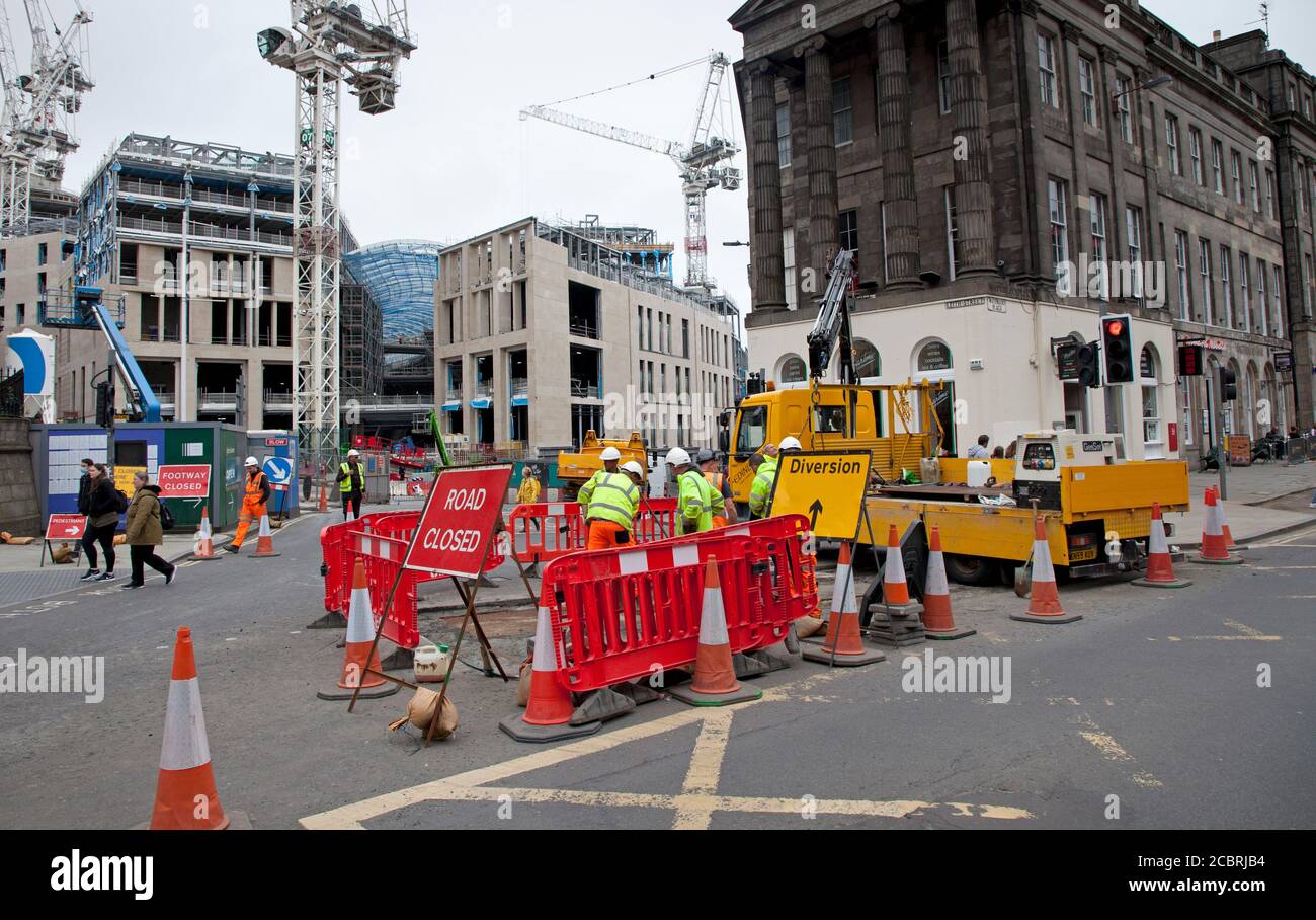 Edimburgo, Leith Street, Scozia, Regno Unito. 15 agosto 2020. Per consentire ad una grande gru di sollevare un'altra grande gru, Leith Street sarà chiusa in direzione nord dalle 00:00 venerdì 14 agosto alle 06:00 lunedì 17 agosto. Sarà inoltre chiuso verso sud dal 04.30 sabato 15 agosto fino alla fine del servizio domenica 16 agosto. Foto Stock