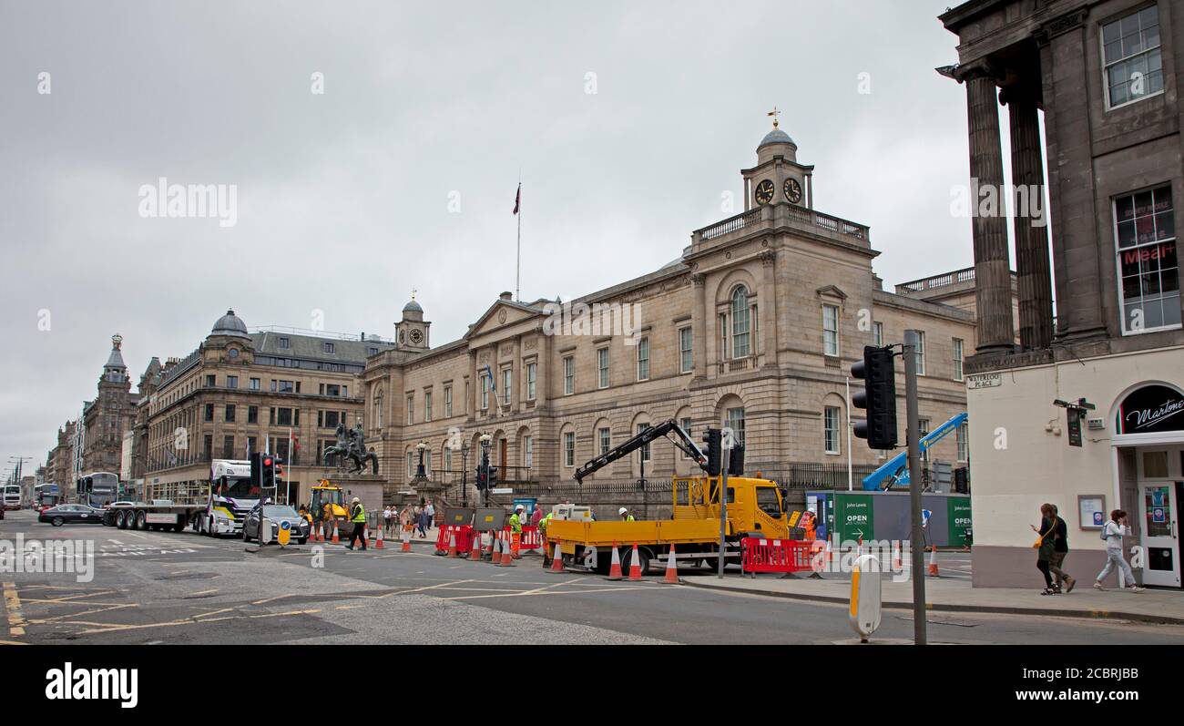 Edimburgo, Leith Street, Scozia, Regno Unito. 15 agosto 2020. Per consentire ad una grande gru di sollevare un'altra grande gru, Leith Street sarà chiusa in direzione nord dalle 00:00 venerdì 14 agosto alle 06:00 lunedì 17 agosto. Sarà inoltre chiuso verso sud dal 04.30 sabato 15 agosto fino alla fine del servizio domenica 16 agosto. Foto Stock