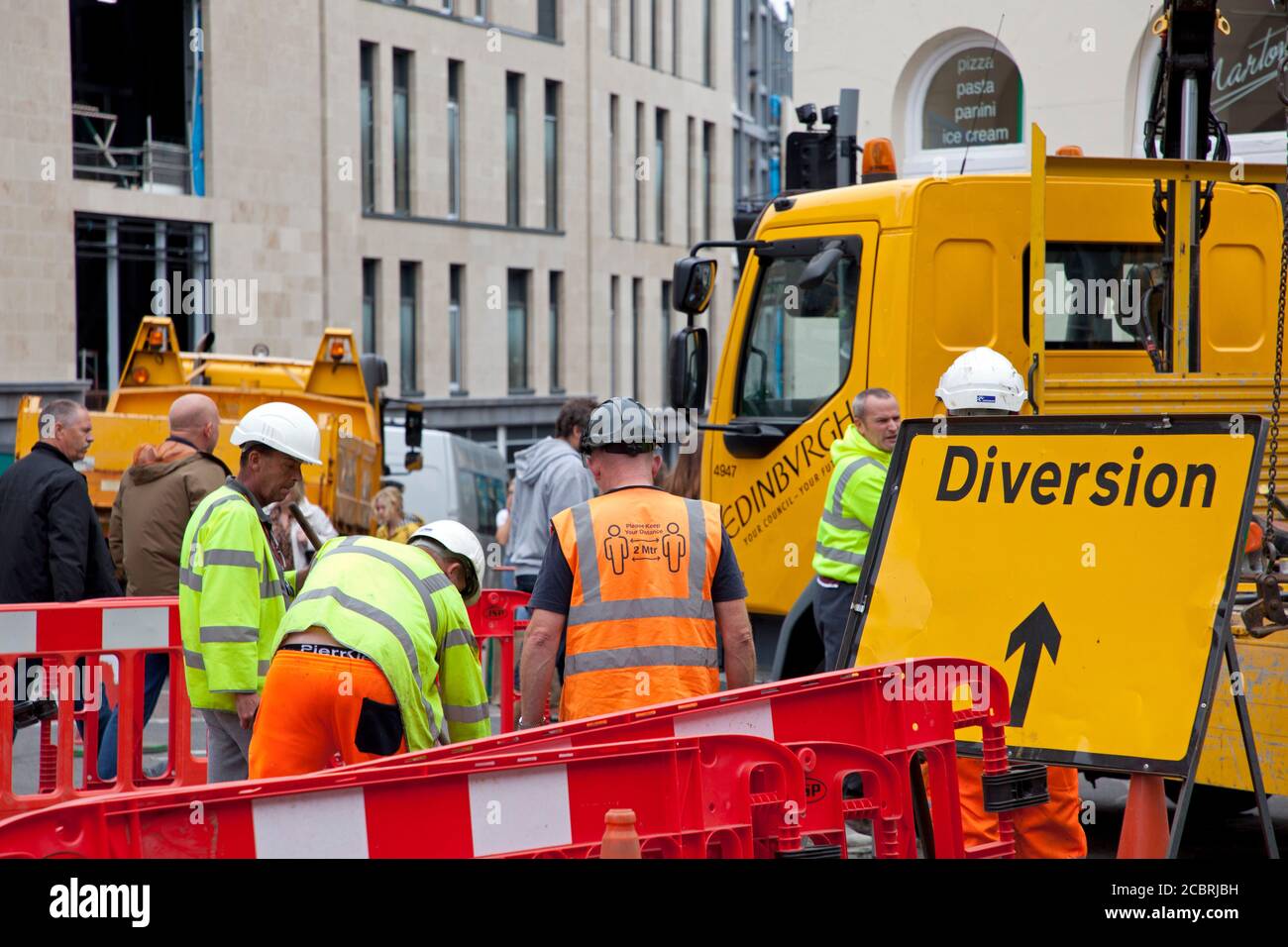 Edimburgo, Leith Street, Scozia, Regno Unito. 15 agosto 2020. Per consentire ad una grande gru di sollevare un'altra grande gru, Leith Street sarà chiusa in direzione nord dalle 00:00 venerdì 14 agosto alle 06:00 lunedì 17 agosto. Sarà inoltre chiuso verso sud dal 04.30 sabato 15 agosto fino alla fine del servizio domenica 16 agosto. Foto Stock