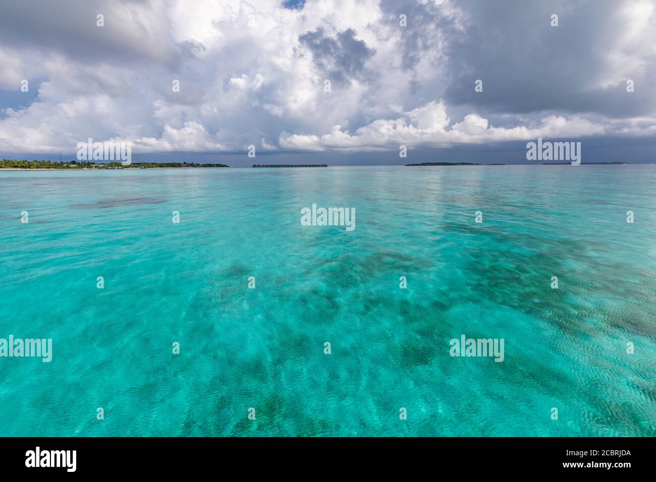 Vista panoramica estiva del mare tropicale blu o resort sull'oceano e cielo con le nuvole. Bellissima spiaggia sull'oceano. Foto Stock