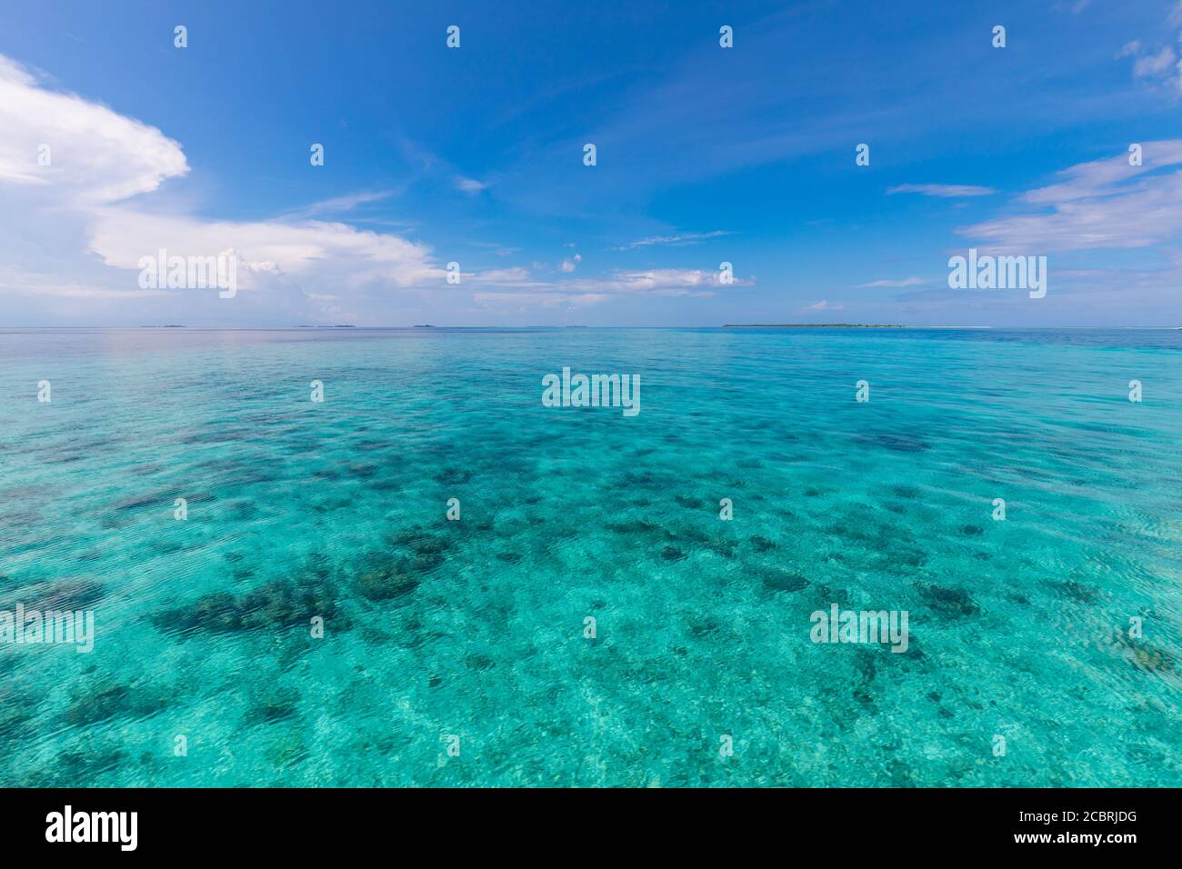 Vista panoramica estiva del mare tropicale blu o resort sull'oceano e cielo con le nuvole. Bellissima spiaggia sull'oceano. Foto Stock