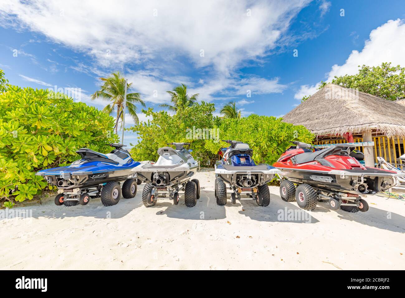 14.12.2019 - atollo Ari, Maldive: Jet ski sulla spiaggia tropicale costa, riva. Resort hotel scenario jet ski parcheggiato sulla spiaggia per i turisti Foto Stock