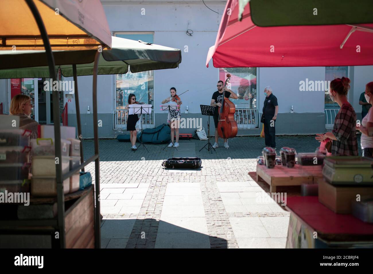 Belgrado, Serbia, 2 agosto 2019: Tre musicisti di strada che si esibiscono vicino al mercato verde di Zemun Foto Stock