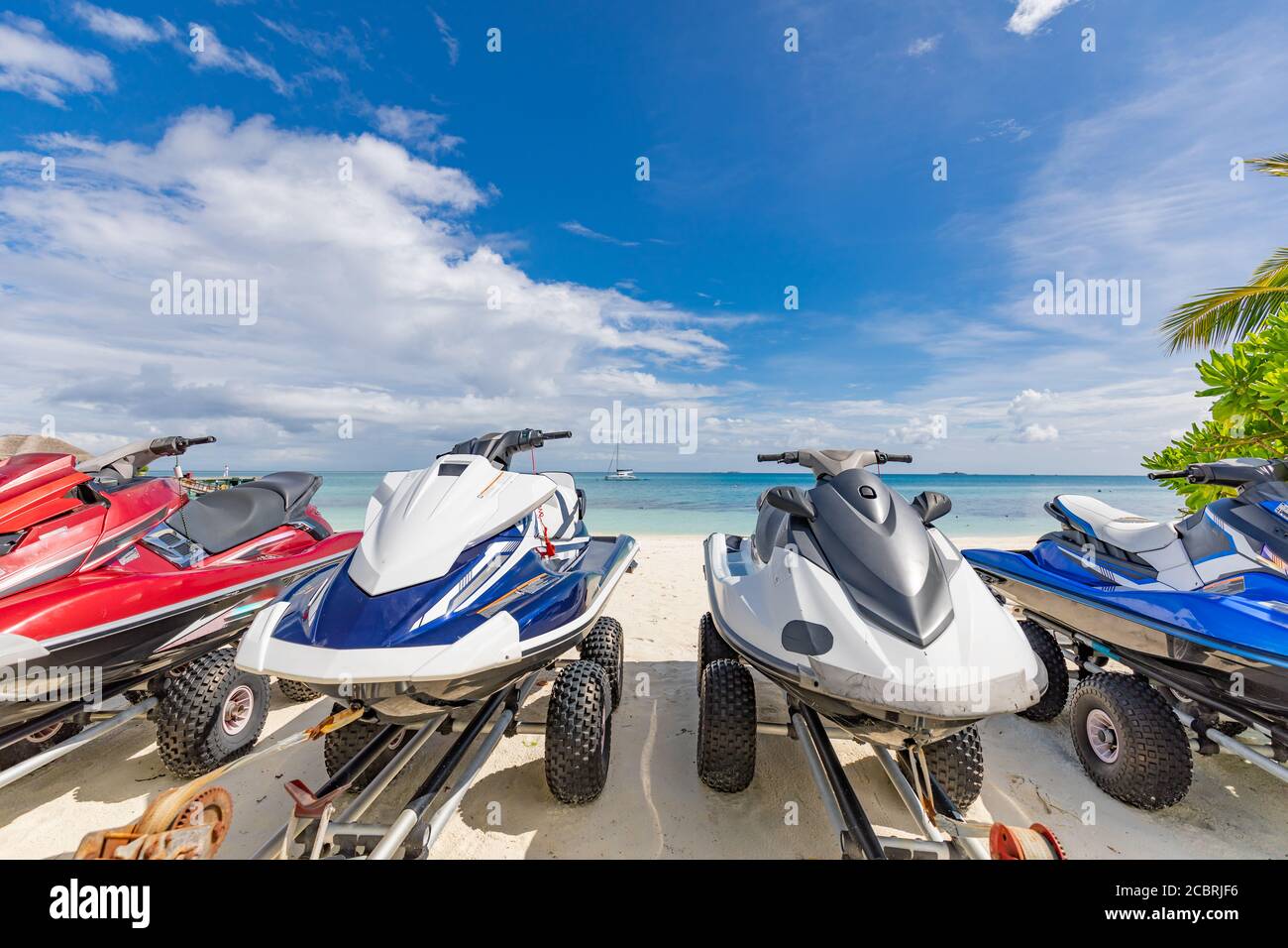 14.12.2019 - atollo Ari, Maldive: Jet ski sulla spiaggia tropicale costa, riva. Resort hotel scenario jet ski parcheggiato sulla spiaggia per i turisti Foto Stock