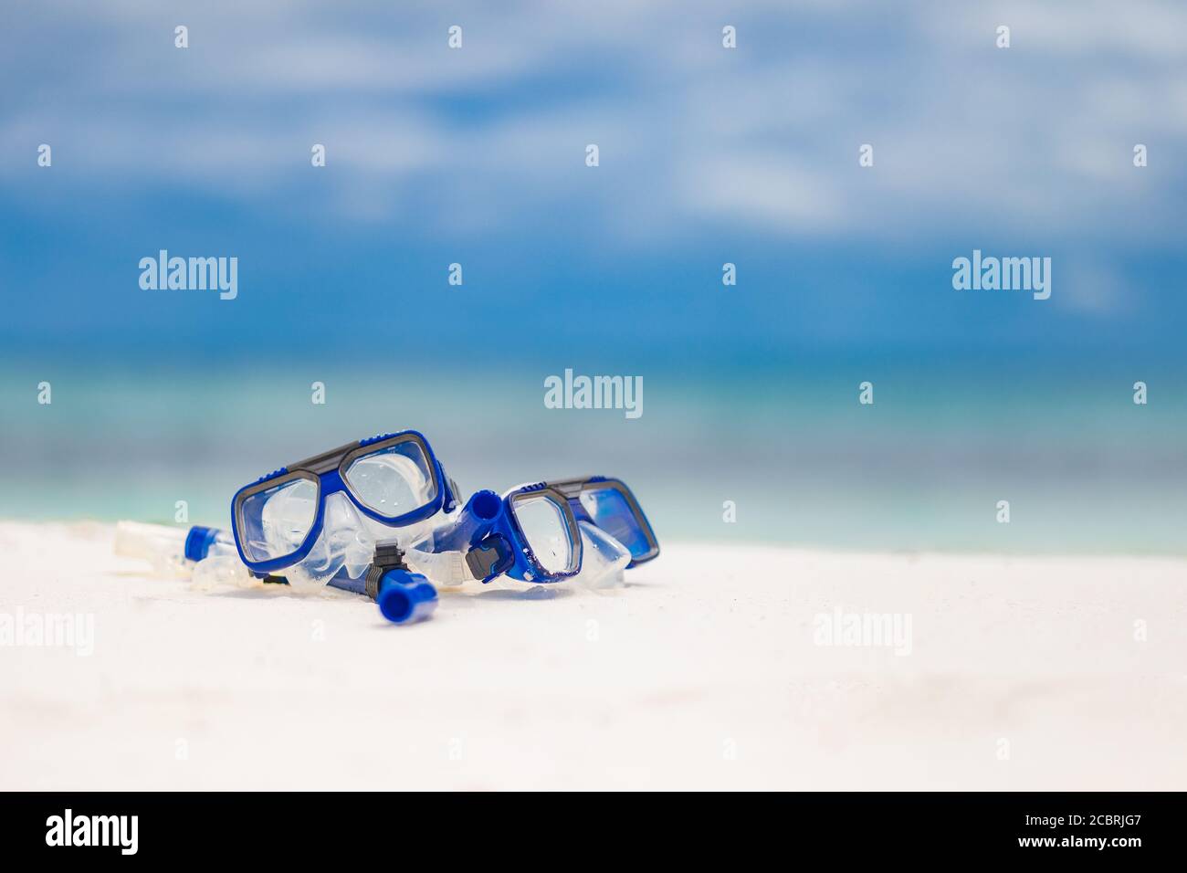 Due occhiali da immersione, attrezzatura da snorkeling in spiaggia. Attrezzatura da snorkeling blu vicino al mare, remote spiagge tropicali e paesi. Sport acquatici estivi, ricreazione Foto Stock
