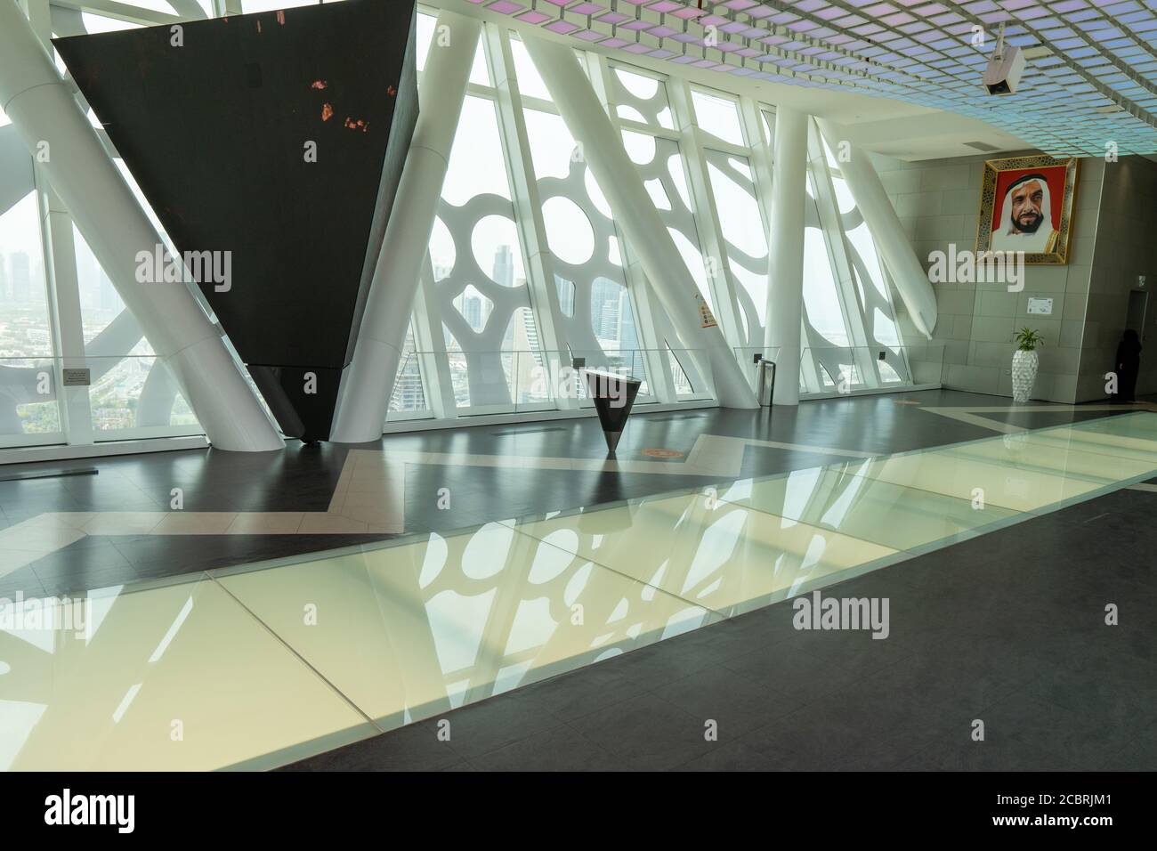'Ubai, Emirati Arabi Uniti - 8/11/2020: La piattaforma di osservazione del pavimento in vetro di architettura moderna di Dubai Frame a 150 m di vista interna.' Foto Stock
