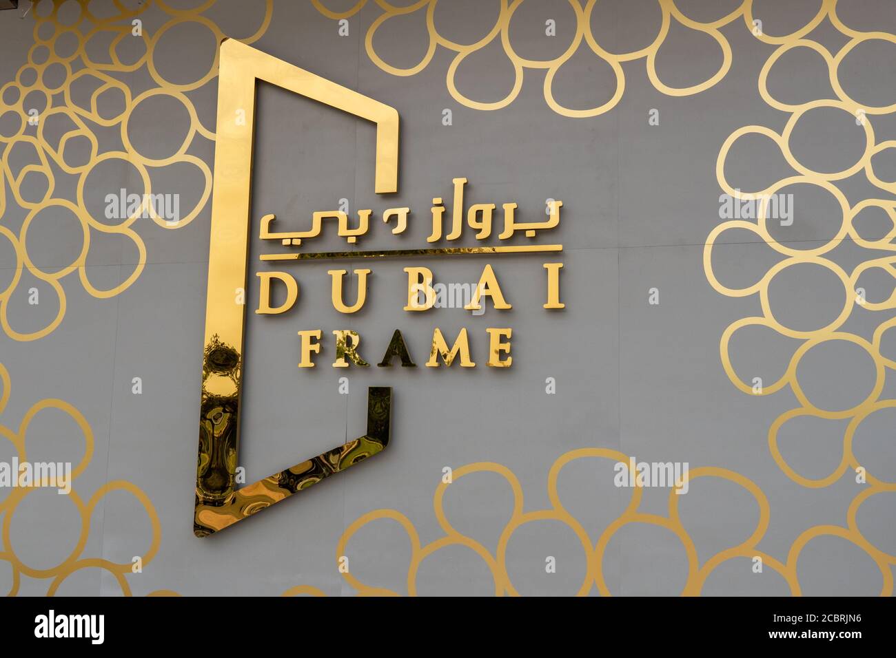 'Dubai, Emirati Arabi Uniti - 8/11/2020: Il simbolo del logo dorato della cornice di Dubai per l'architettura moderna' Foto Stock