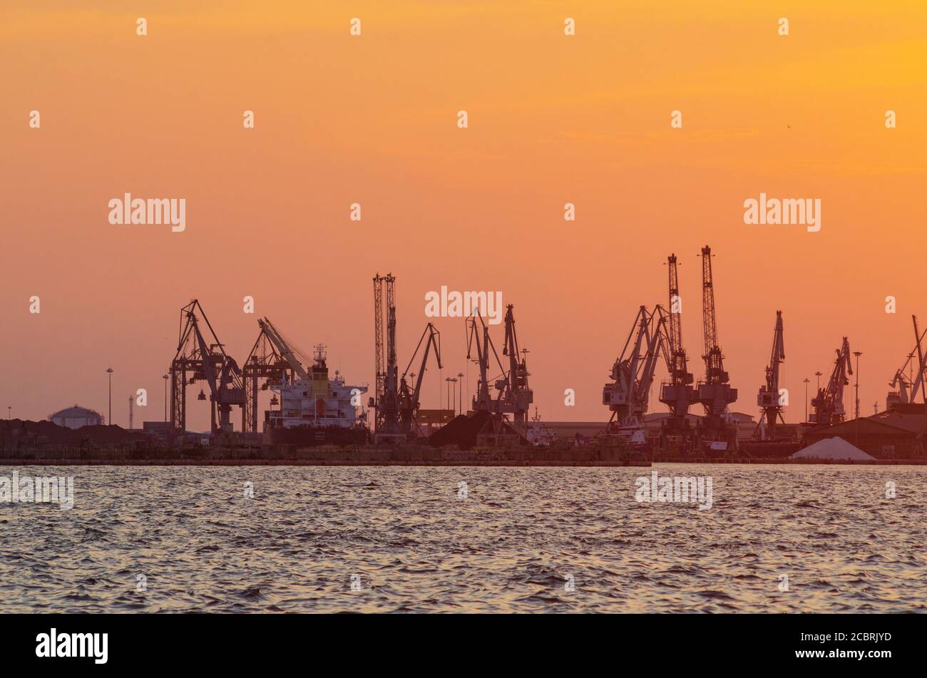 Navi portacontainer che lasciano il porto di Salonicco Macedonia Grecia - Foto: Geopix/Alamy Stock Foto Foto Stock