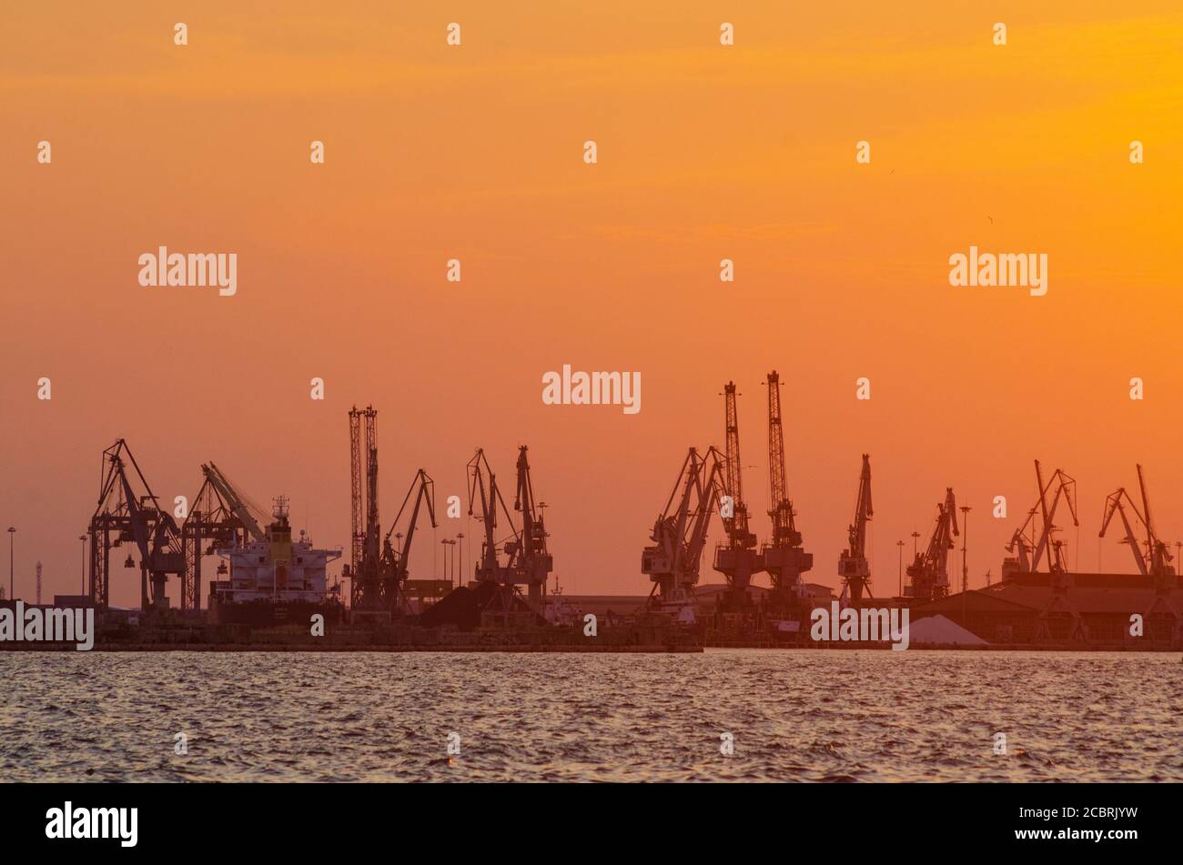 Navi portacontainer che lasciano il porto di Salonicco Macedonia Grecia - Foto: Geopix/Alamy Stock Foto Foto Stock