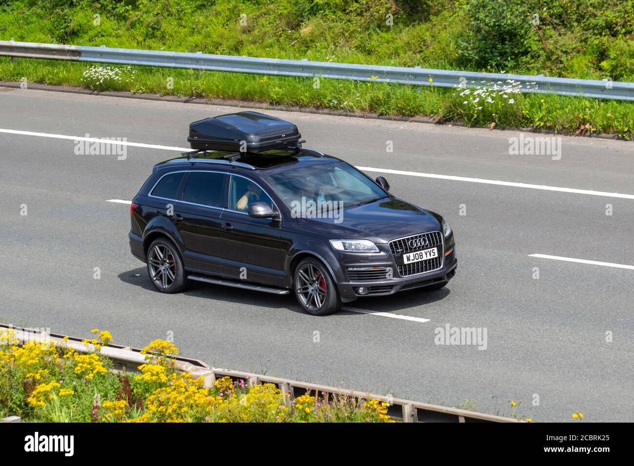 2008 nero Audi Q7 S Line FSI quattro A; veicoli veicolari, automobili che guidano veicoli su strade del Regno Unito, motori, motori sulla rete autostradale M6. Foto Stock