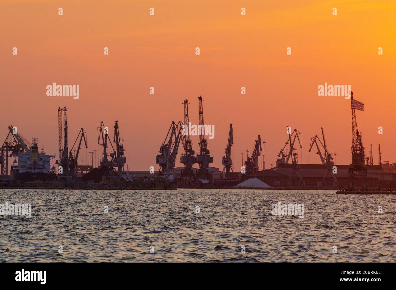 Navi portacontainer che lasciano il porto di Salonicco Macedonia Grecia - Foto: Geopix/Alamy Stock Foto Foto Stock