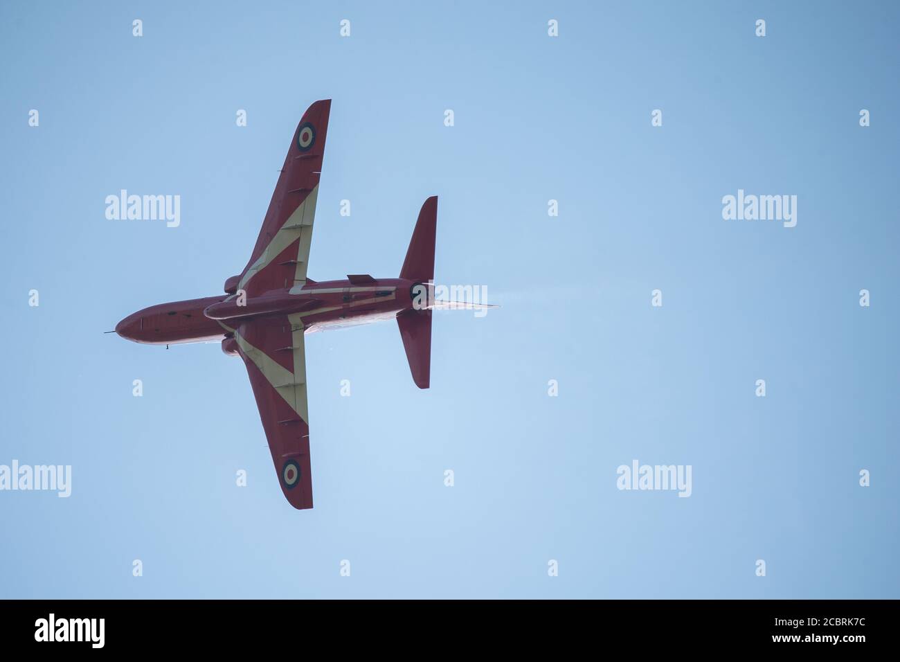 Prestwick, Scozia, Regno Unito. 15 agosto 2020. Nella foto: L'aereo della freccia rossa di riserva visto decollo da Prestwick 20 minuti dietro il resto dello squadrone. Il 75° anniversario del VJ Day (la vittoria in Giappone) che celebra la fine della seconda guerra mondiale, il team di visualizzazione acrobatica delle frecce rosse della Royal Airforce (RAF) si è visto decollo dall'aeroporto internazionale di Prestwick, in viaggio verso Belfast per la prossima tappa del loro prossimo volo, Alla fine terminerà a Londra più tardi questa sera per un sorvolo. Credit: Colin Fisher/Alamy Live News Foto Stock