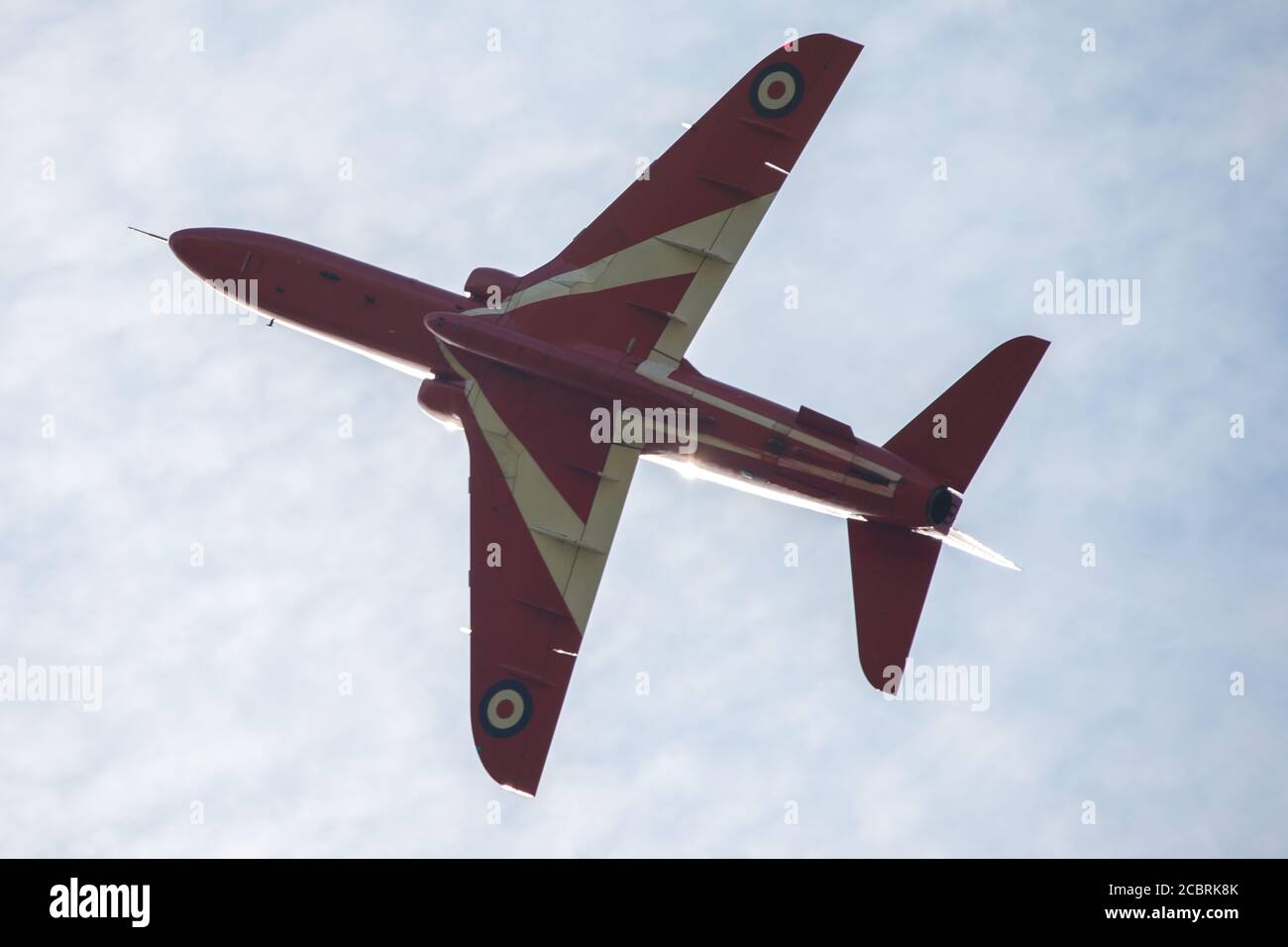 Prestwick, Scozia, Regno Unito. 15 agosto 2020. Nella foto: L'aereo della freccia rossa di riserva visto decollo da Prestwick 20 minuti dietro il resto dello squadrone. Il 75° anniversario del VJ Day (la vittoria in Giappone) che celebra la fine della seconda guerra mondiale, il team di visualizzazione acrobatica delle frecce rosse della Royal Airforce (RAF) si è visto decollo dall'aeroporto internazionale di Prestwick, in viaggio verso Belfast per la prossima tappa del loro prossimo volo, Alla fine terminerà a Londra più tardi questa sera per un sorvolo. Credit: Colin Fisher/Alamy Live News Foto Stock
