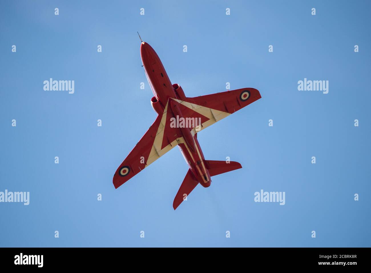Prestwick, Scozia, Regno Unito. 15 agosto 2020. Nella foto: L'aereo della freccia rossa di riserva visto decollo da Prestwick 20 minuti dietro il resto dello squadrone. Il 75° anniversario del VJ Day (la vittoria in Giappone) che celebra la fine della seconda guerra mondiale, il team di visualizzazione acrobatica delle frecce rosse della Royal Airforce (RAF) si è visto decollo dall'aeroporto internazionale di Prestwick, in viaggio verso Belfast per la prossima tappa del loro prossimo volo, Alla fine terminerà a Londra più tardi questa sera per un sorvolo. Credit: Colin Fisher/Alamy Live News Foto Stock