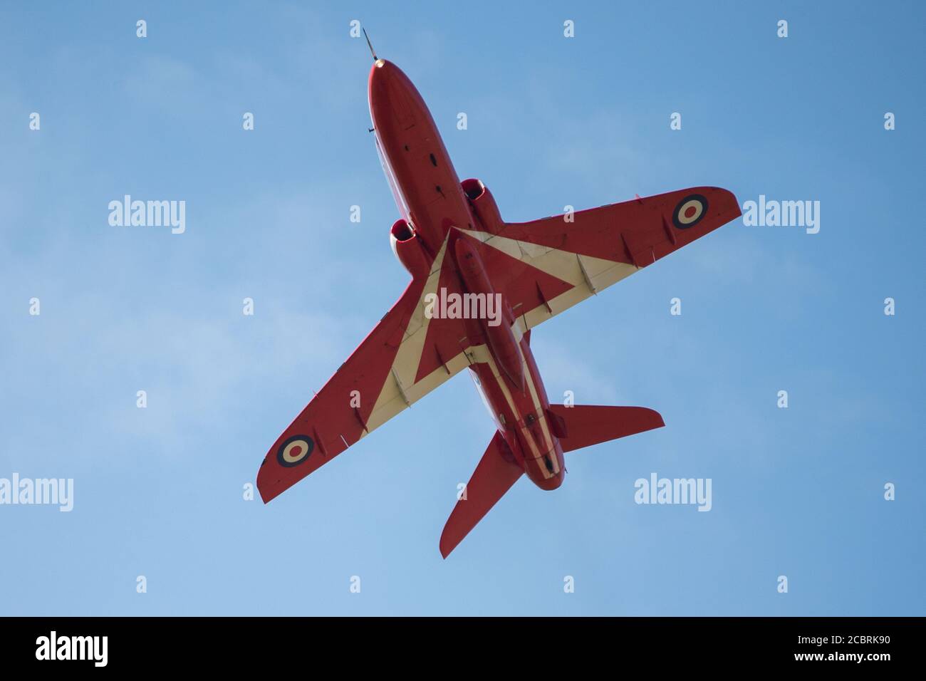 Prestwick, Scozia, Regno Unito. 15 agosto 2020. Nella foto: L'aereo della freccia rossa di riserva visto decollo da Prestwick 20 minuti dietro il resto dello squadrone. Il 75° anniversario del VJ Day (la vittoria in Giappone) che celebra la fine della seconda guerra mondiale, il team di visualizzazione acrobatica delle frecce rosse della Royal Airforce (RAF) si è visto decollo dall'aeroporto internazionale di Prestwick, in viaggio verso Belfast per la prossima tappa del loro prossimo volo, Alla fine terminerà a Londra più tardi questa sera per un sorvolo. Credit: Colin Fisher/Alamy Live News Foto Stock
