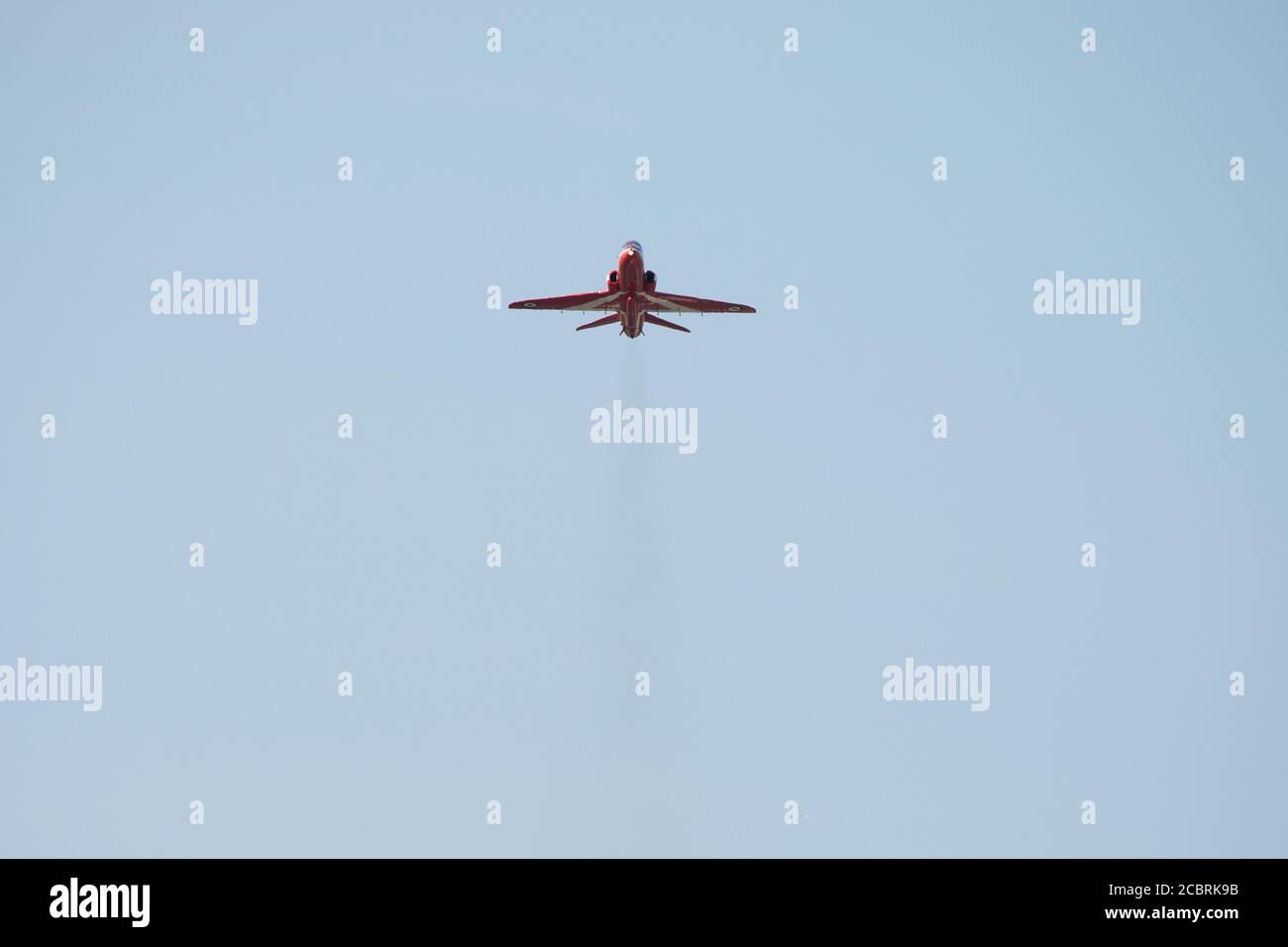 Prestwick, Scozia, Regno Unito. 15 agosto 2020. Nella foto: L'aereo della freccia rossa di riserva visto decollo da Prestwick 20 minuti dietro il resto dello squadrone. Il 75° anniversario del VJ Day (la vittoria in Giappone) che celebra la fine della seconda guerra mondiale, il team di visualizzazione acrobatica delle frecce rosse della Royal Airforce (RAF) si è visto decollo dall'aeroporto internazionale di Prestwick, in viaggio verso Belfast per la prossima tappa del loro prossimo volo, Alla fine terminerà a Londra più tardi questa sera per un sorvolo. Credit: Colin Fisher/Alamy Live News Foto Stock