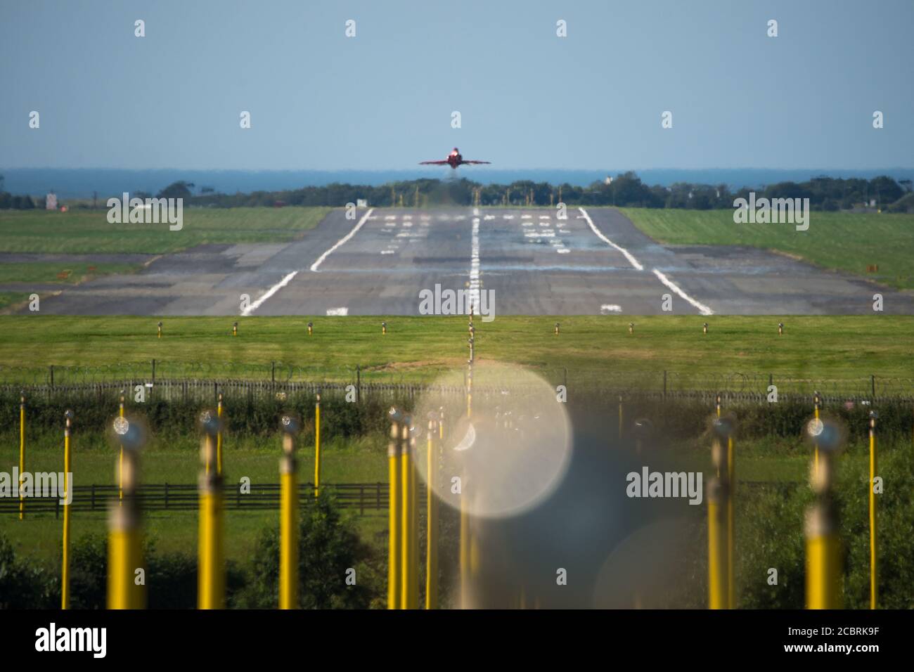 Prestwick, Scozia, Regno Unito. 15 agosto 2020. Nella foto: L'aereo della freccia rossa di riserva visto decollo da Prestwick 20 minuti dietro il resto dello squadrone. Il 75° anniversario del VJ Day (la vittoria in Giappone) che celebra la fine della seconda guerra mondiale, il team di visualizzazione acrobatica delle frecce rosse della Royal Airforce (RAF) si è visto decollo dall'aeroporto internazionale di Prestwick, in viaggio verso Belfast per la prossima tappa del loro prossimo volo, Alla fine terminerà a Londra più tardi questa sera per un sorvolo. Credit: Colin Fisher/Alamy Live News Foto Stock