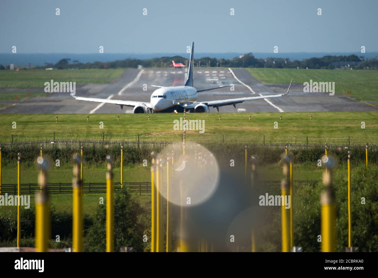 Prestwick, Scozia, Regno Unito. 15 agosto 2020. Nella foto: L'aereo della freccia rossa di riserva visto decollo da Prestwick 20 minuti dietro il resto dello squadrone. Il 75° anniversario del VJ Day (la vittoria in Giappone) che celebra la fine della seconda guerra mondiale, il team di visualizzazione acrobatica delle frecce rosse della Royal Airforce (RAF) si è visto decollo dall'aeroporto internazionale di Prestwick, in viaggio verso Belfast per la prossima tappa del loro prossimo volo, Alla fine terminerà a Londra più tardi questa sera per un sorvolo. Credit: Colin Fisher/Alamy Live News Foto Stock