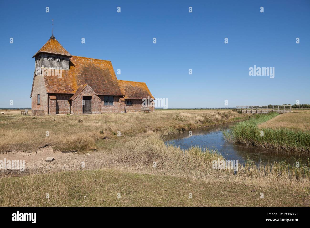 Chiesa di San Tommaso à Becket a Fairfield, Kent, in una giornata di sole. Foto Stock